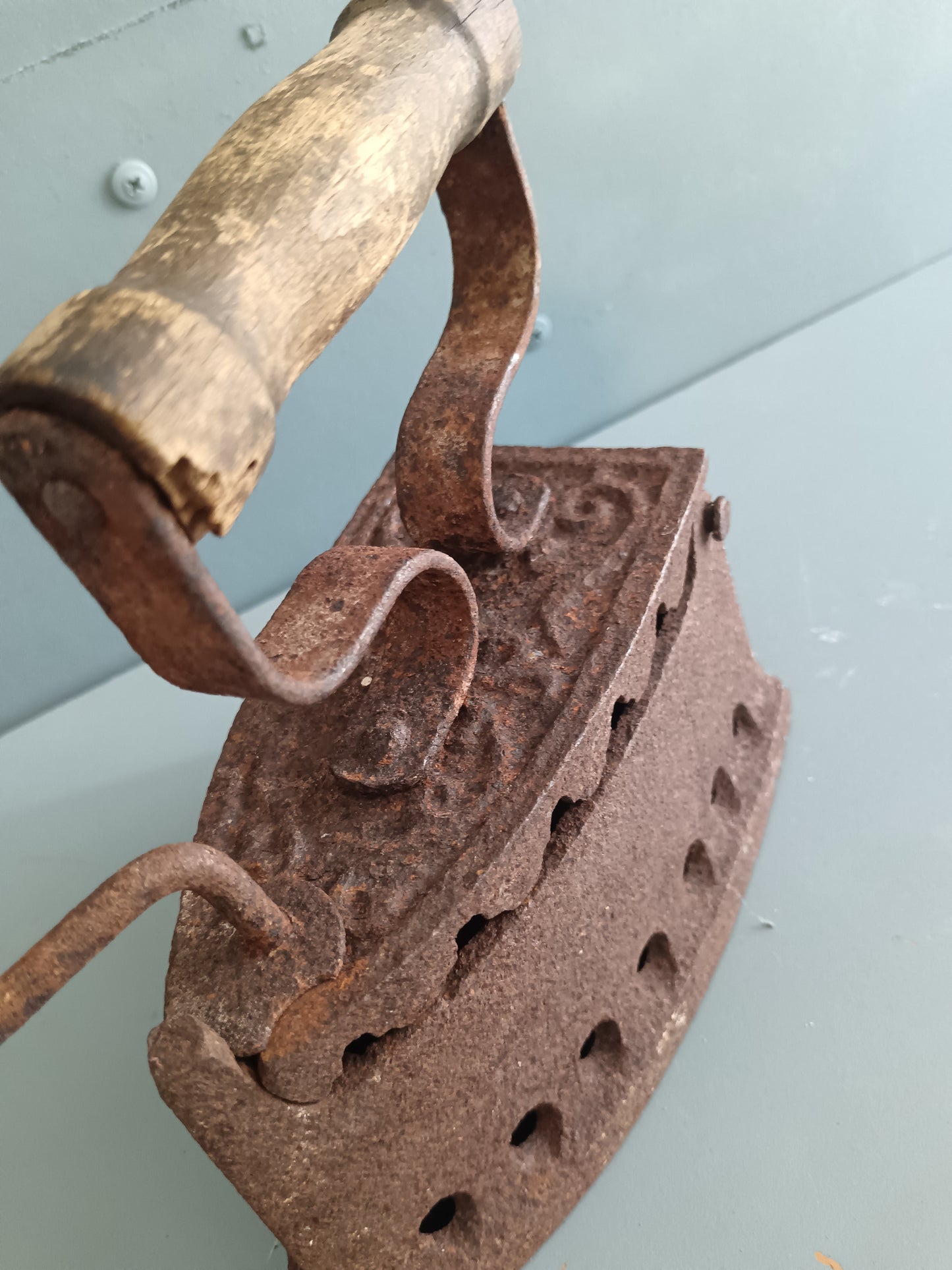 ANTICO FERRO DA STIRO A CARBONE / BRACE – IN GHISA E FERRO