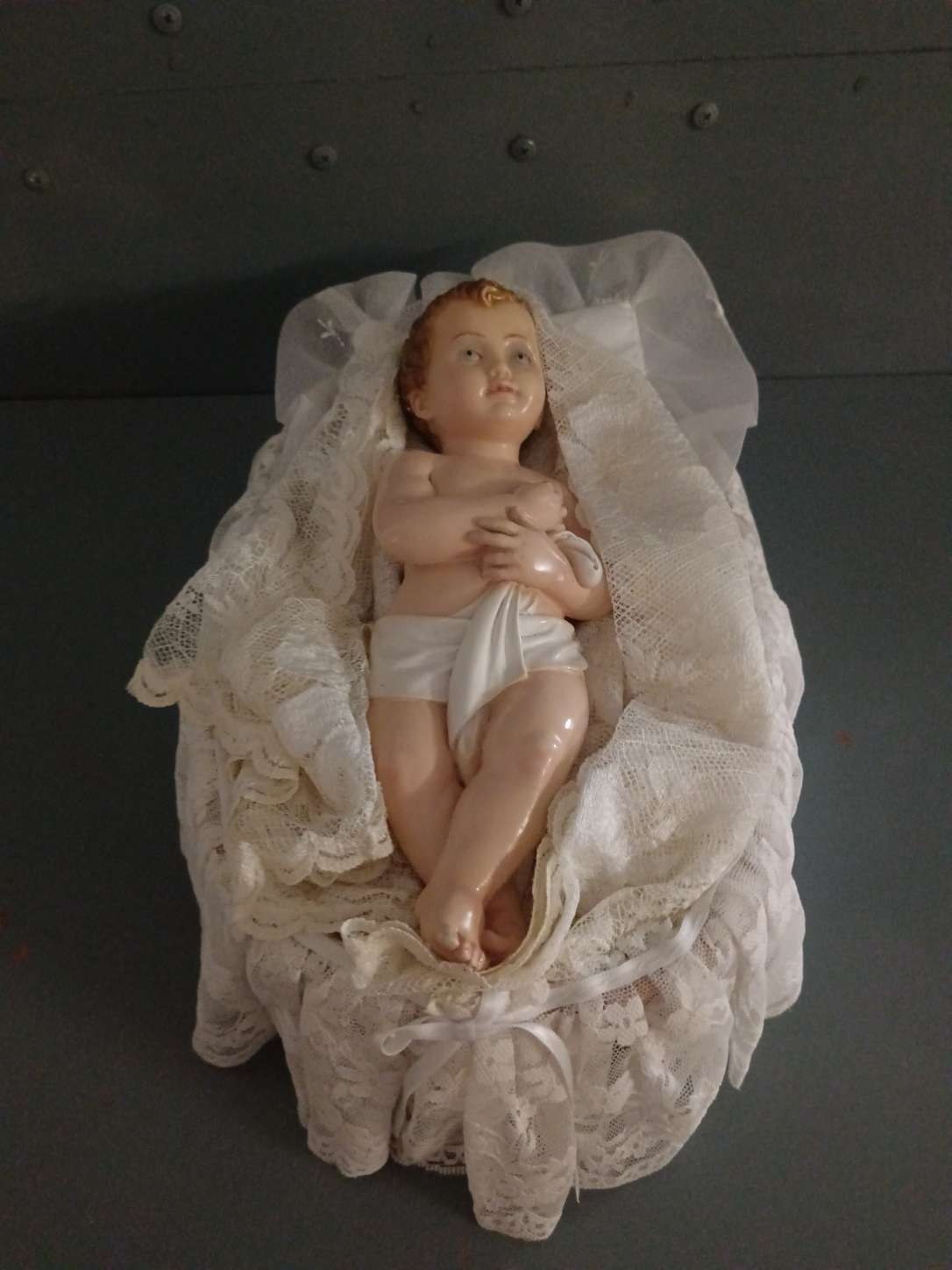 Gesù Bambino Lando Landi originale 25 cm con culla in vimini e corredo in pizzo