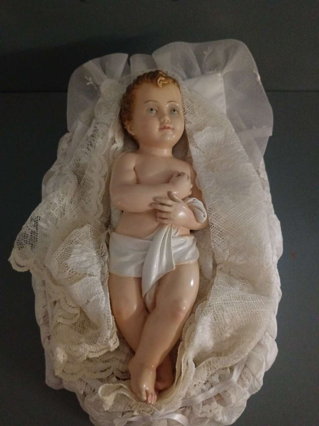 Gesù Bambino Lando Landi originale 25 cm con culla in vimini e corredo in pizzo