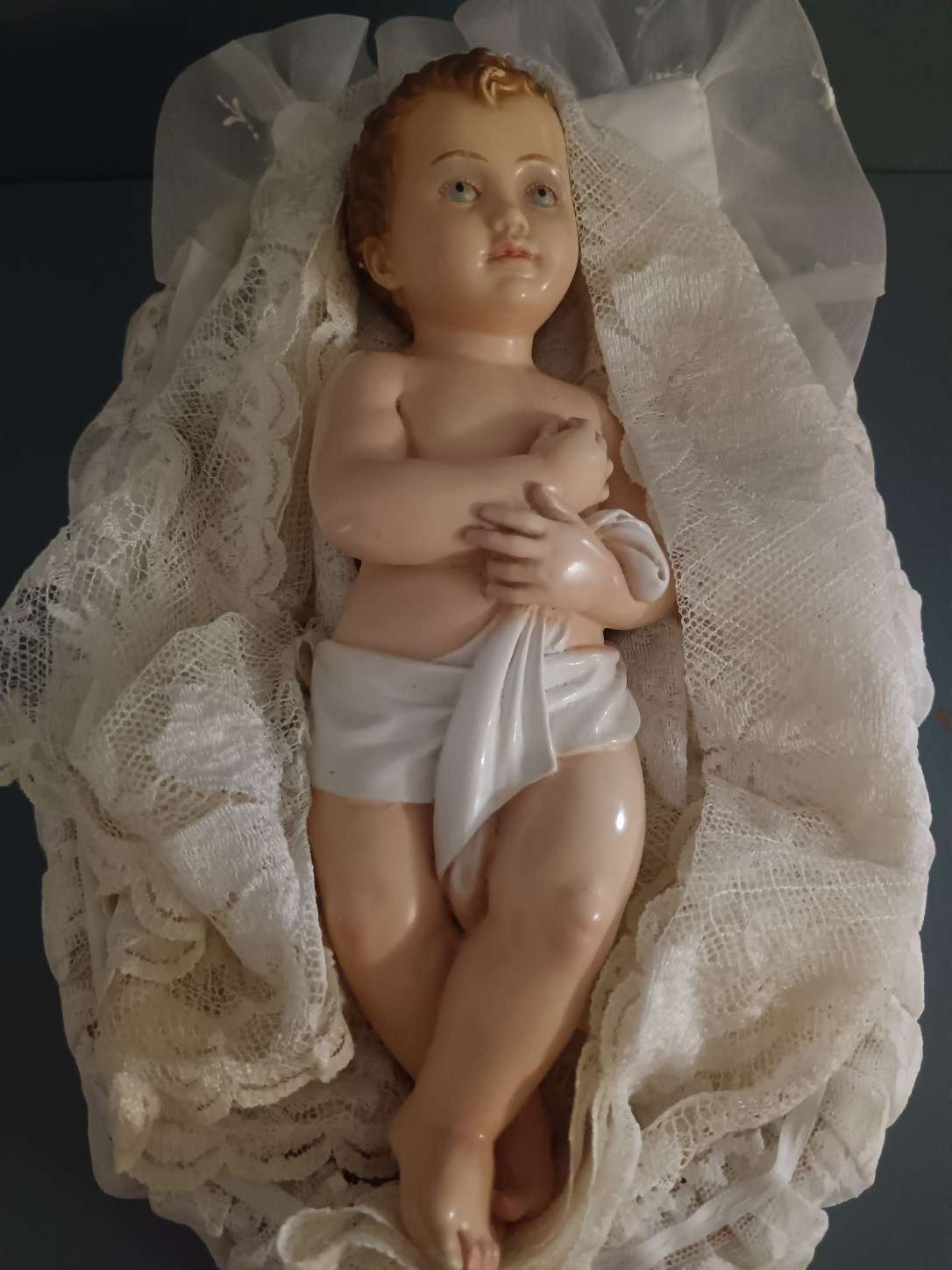 Gesù Bambino Lando Landi originale 25 cm con culla in vimini e corredo in pizzo
