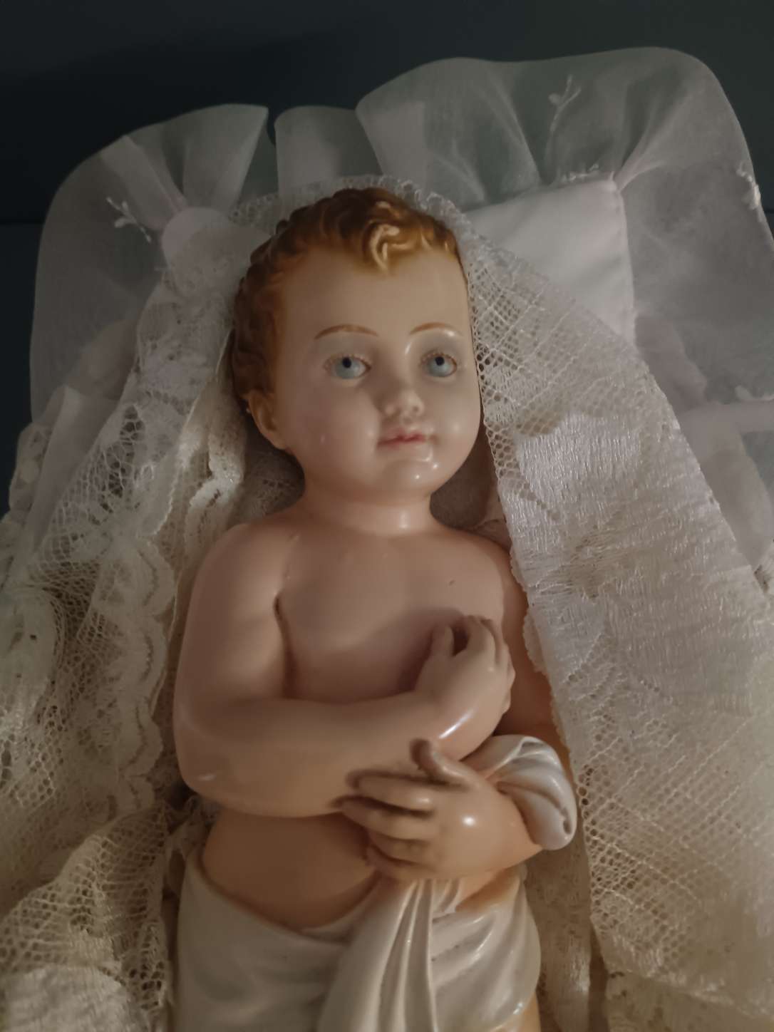 Gesù Bambino Lando Landi originale 25 cm con culla in vimini e corredo in pizzo