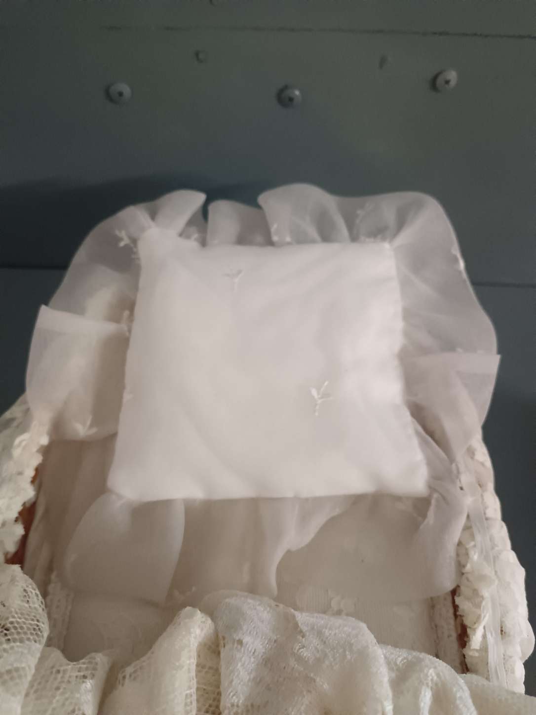 Gesù Bambino Lando Landi originale 25 cm con culla in vimini e corredo in pizzo