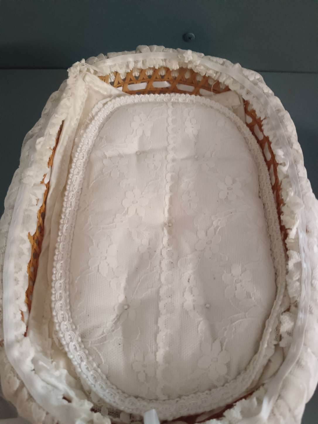Gesù Bambino Lando Landi originale 25 cm con culla in vimini e corredo in pizzo