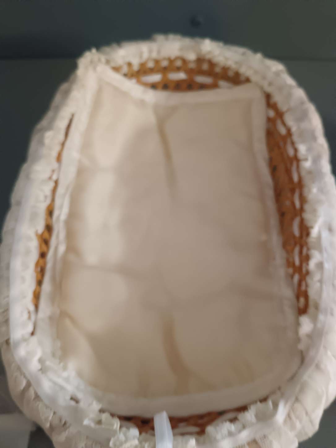 Gesù Bambino Lando Landi originale 25 cm con culla in vimini e corredo in pizzo