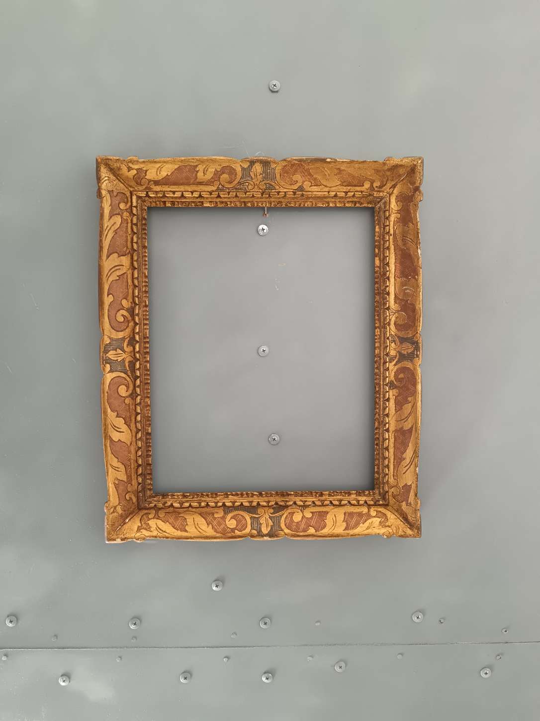 Antica cornice a cassetta in stile seicentesco emiliano decorata a sgraffito