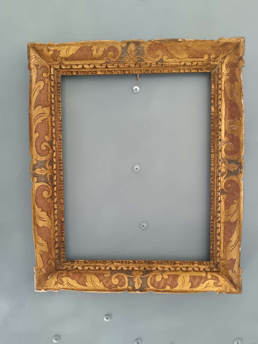 Antica cornice a cassetta in stile seicentesco emiliano decorata a sgraffito