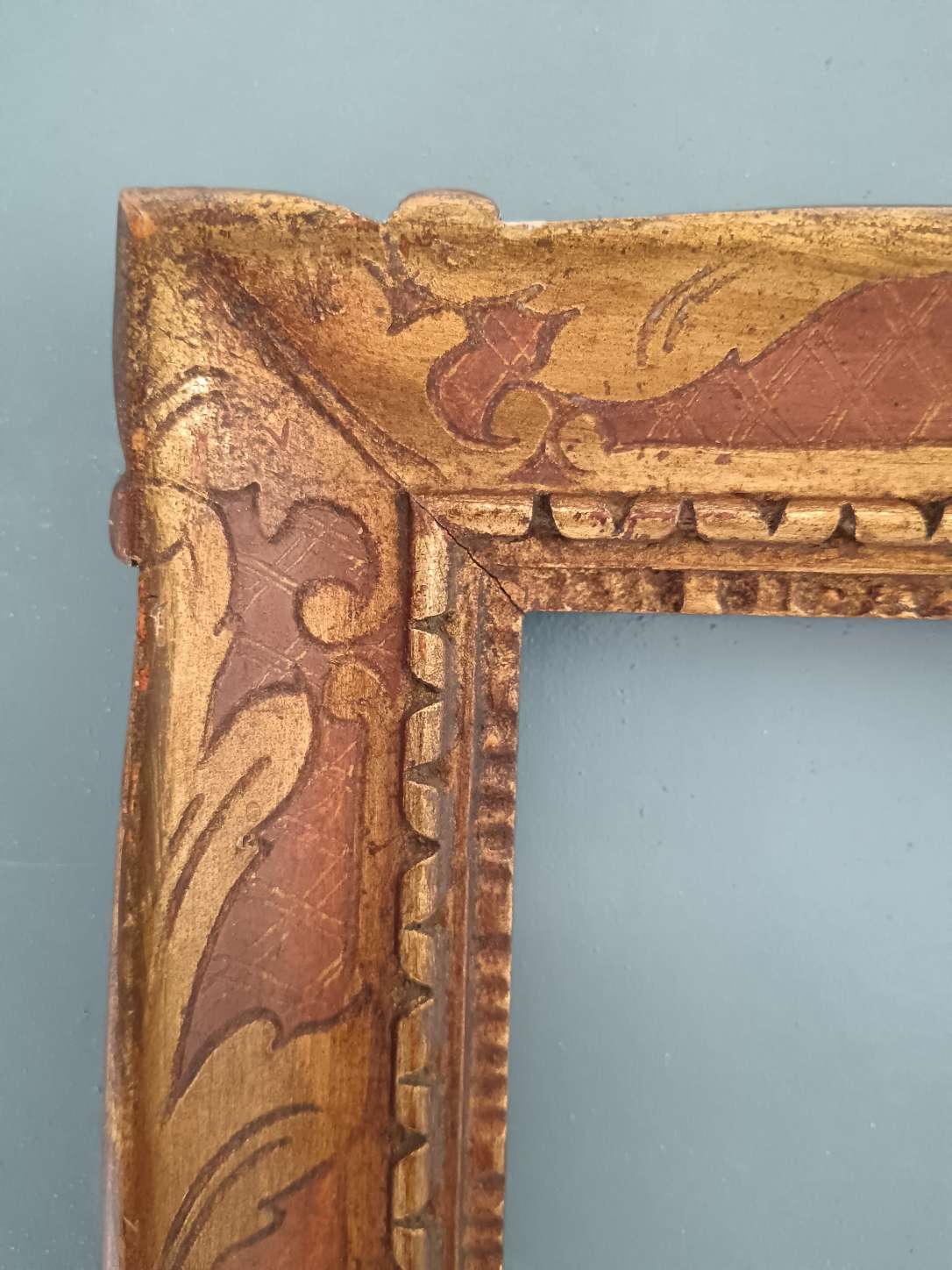 Antica cornice a cassetta in stile seicentesco emiliano decorata a sgraffito