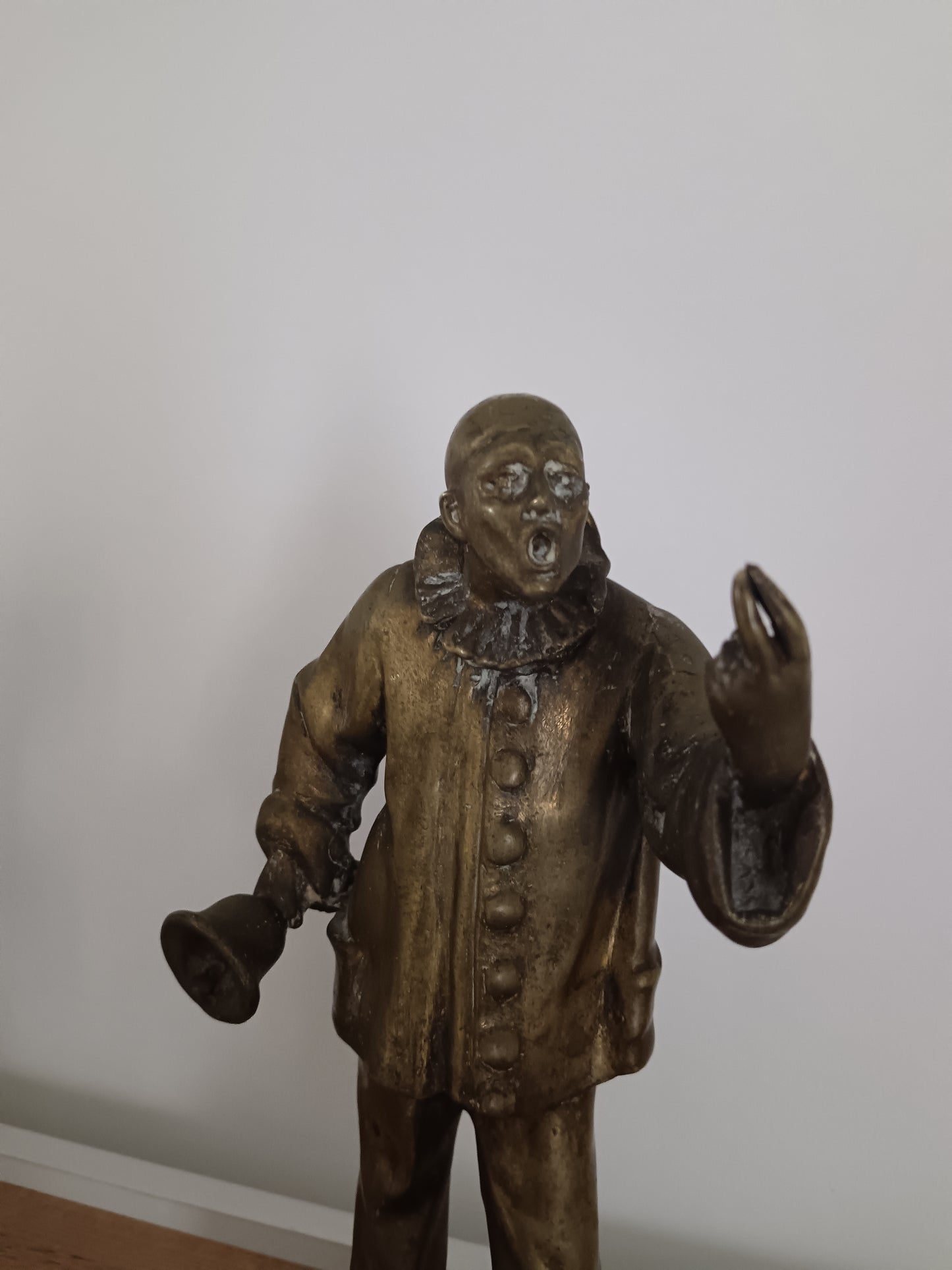 Scultura in bronzo Pierrot  clown attribuibile a Francesco de Matteis .
