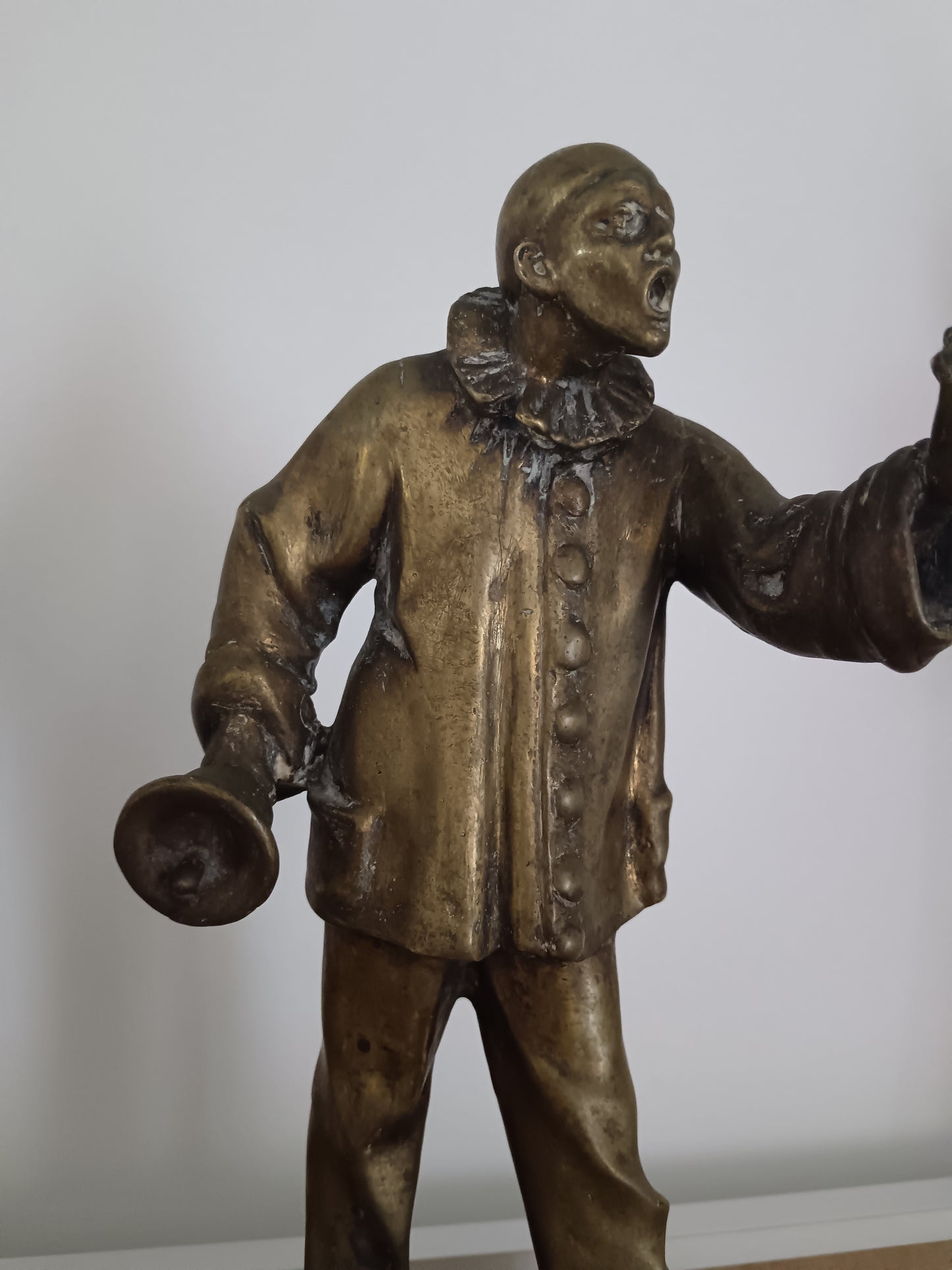 Scultura in bronzo Pierrot  clown attribuibile a Francesco de Matteis .