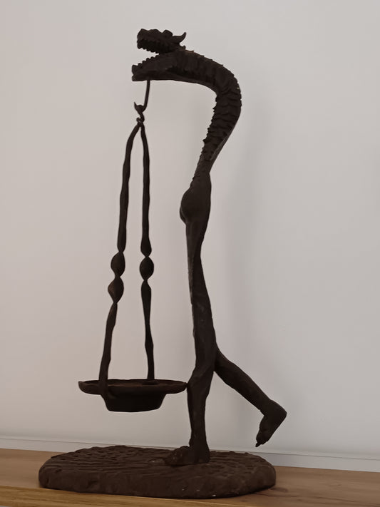 Porta Candela Brutalista in Ferro Battuto – Scultura Drago Donna Surrealista Vintage
