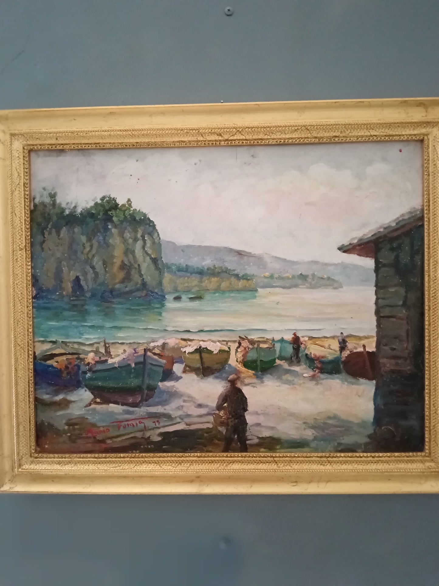 Mario Fumia (1931-2013) – Marina con barche e scogliera, olio su cartoncino