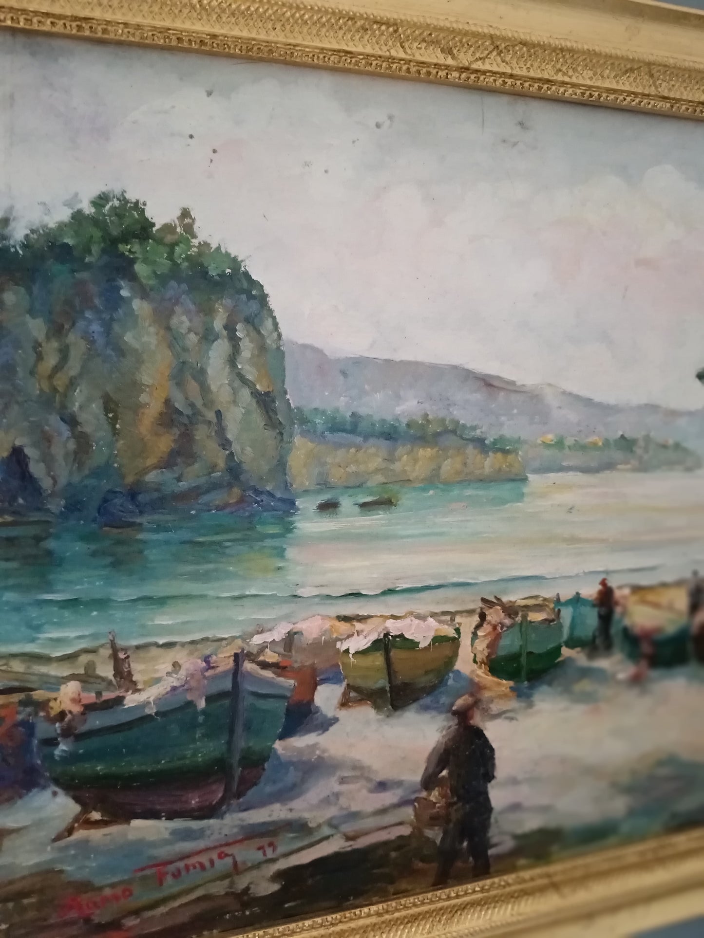 Mario Fumia (1931-2013) – Marina con barche e scogliera, olio su cartoncino