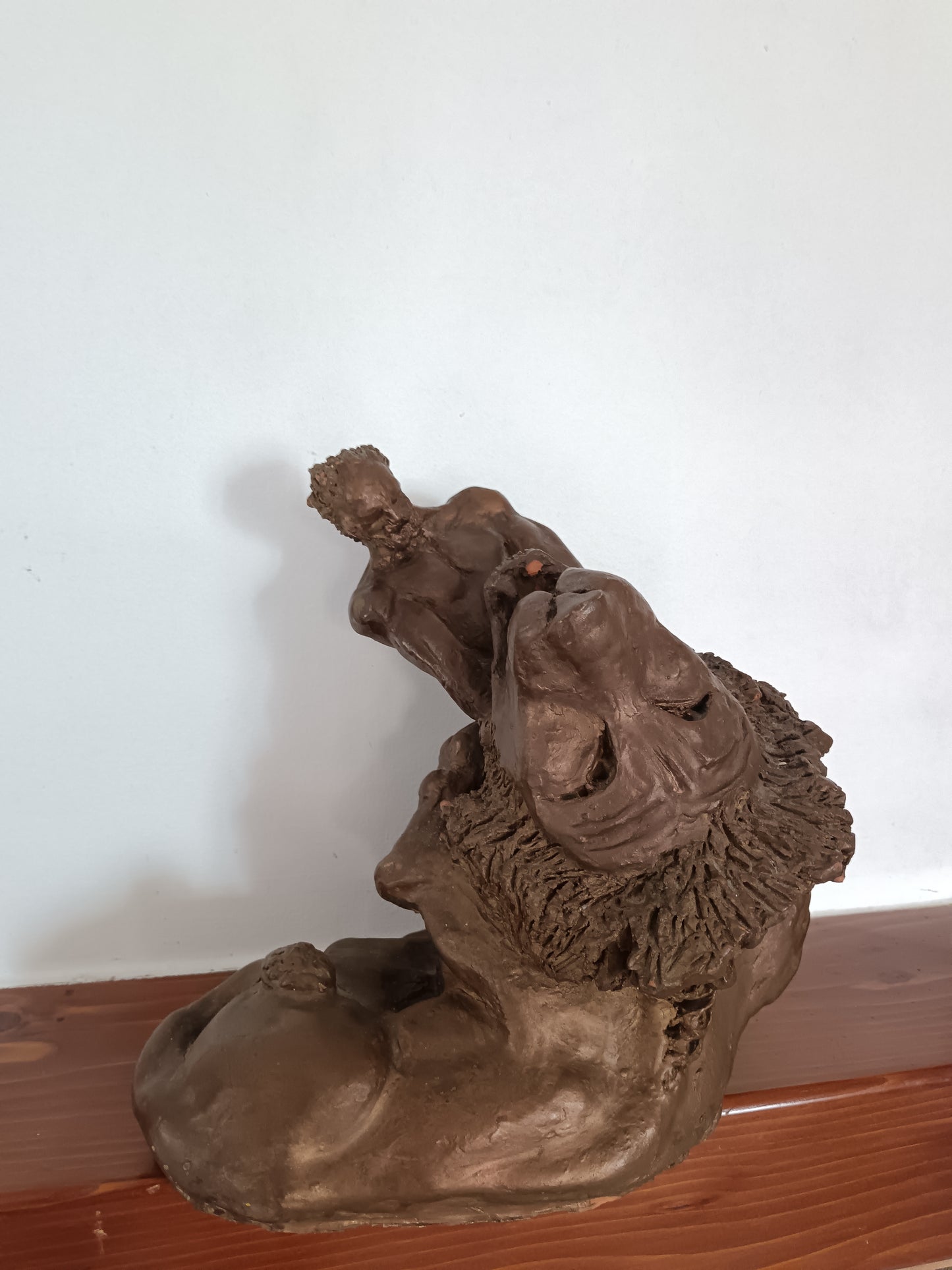 Scultura “Ercole e il Leone di Nemea” in Terracotta Patinata Firmata – Arte Italiana del ’900