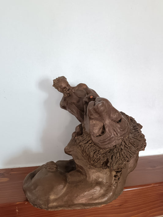 Scultura “Ercole e il Leone di Nemea” in Terracotta Patinata Firmata – Arte Italiana del ’900