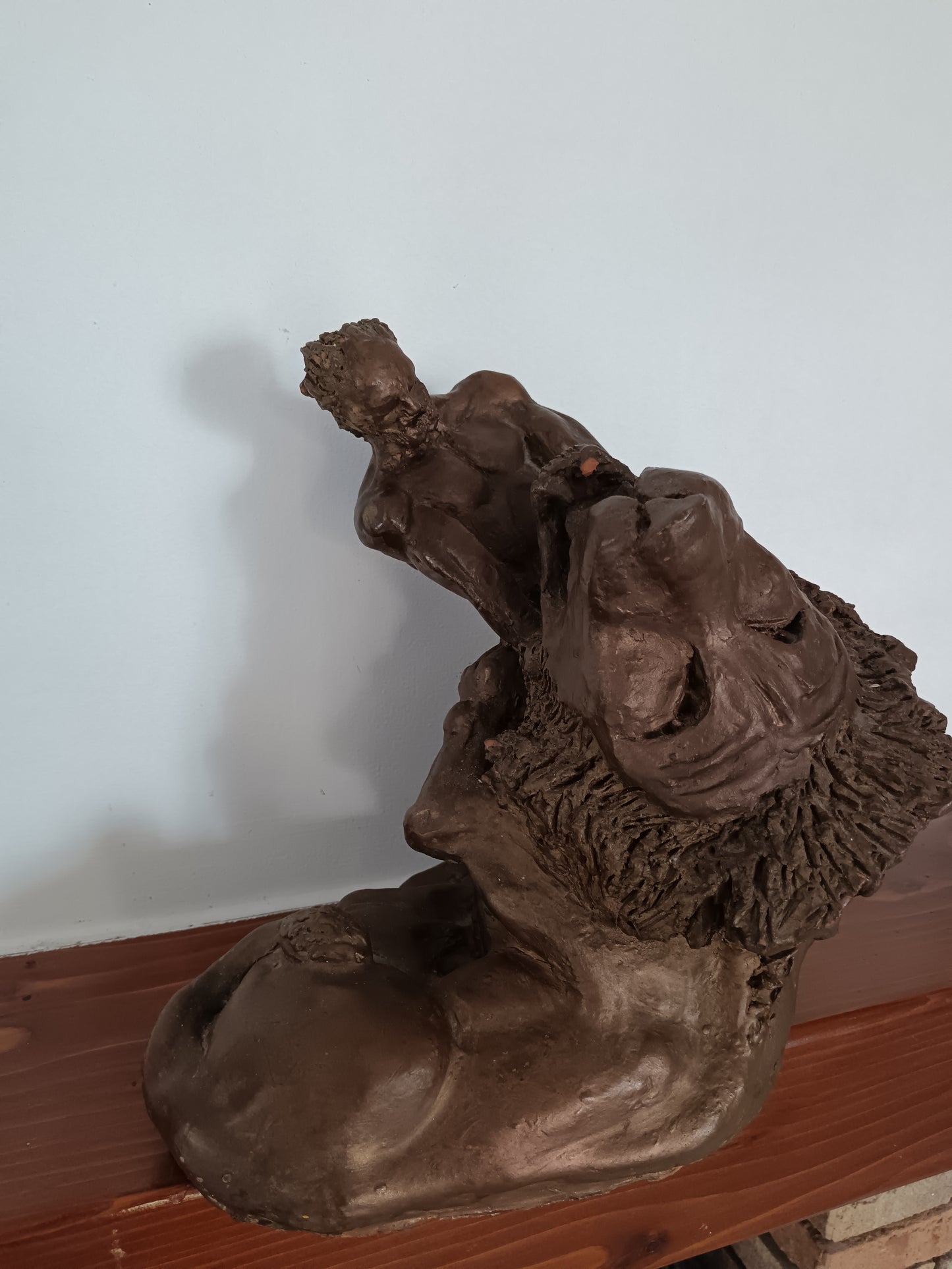 Scultura “Ercole e il Leone di Nemea” in Terracotta Patinata Firmata – Arte Italiana del ’900