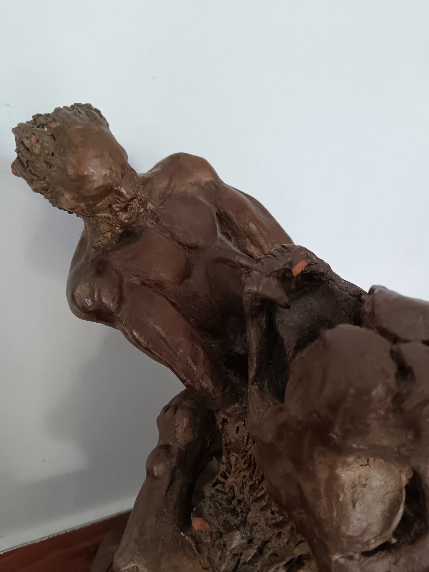 Scultura “Ercole e il Leone di Nemea” in Terracotta Patinata Firmata – Arte Italiana del ’900