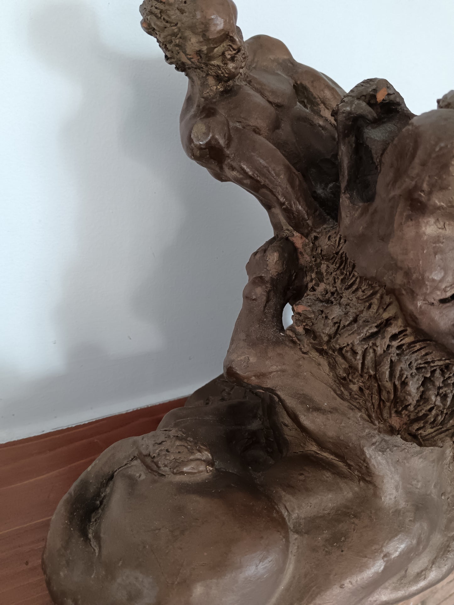 Scultura “Ercole e il Leone di Nemea” in Terracotta Patinata Firmata – Arte Italiana del ’900