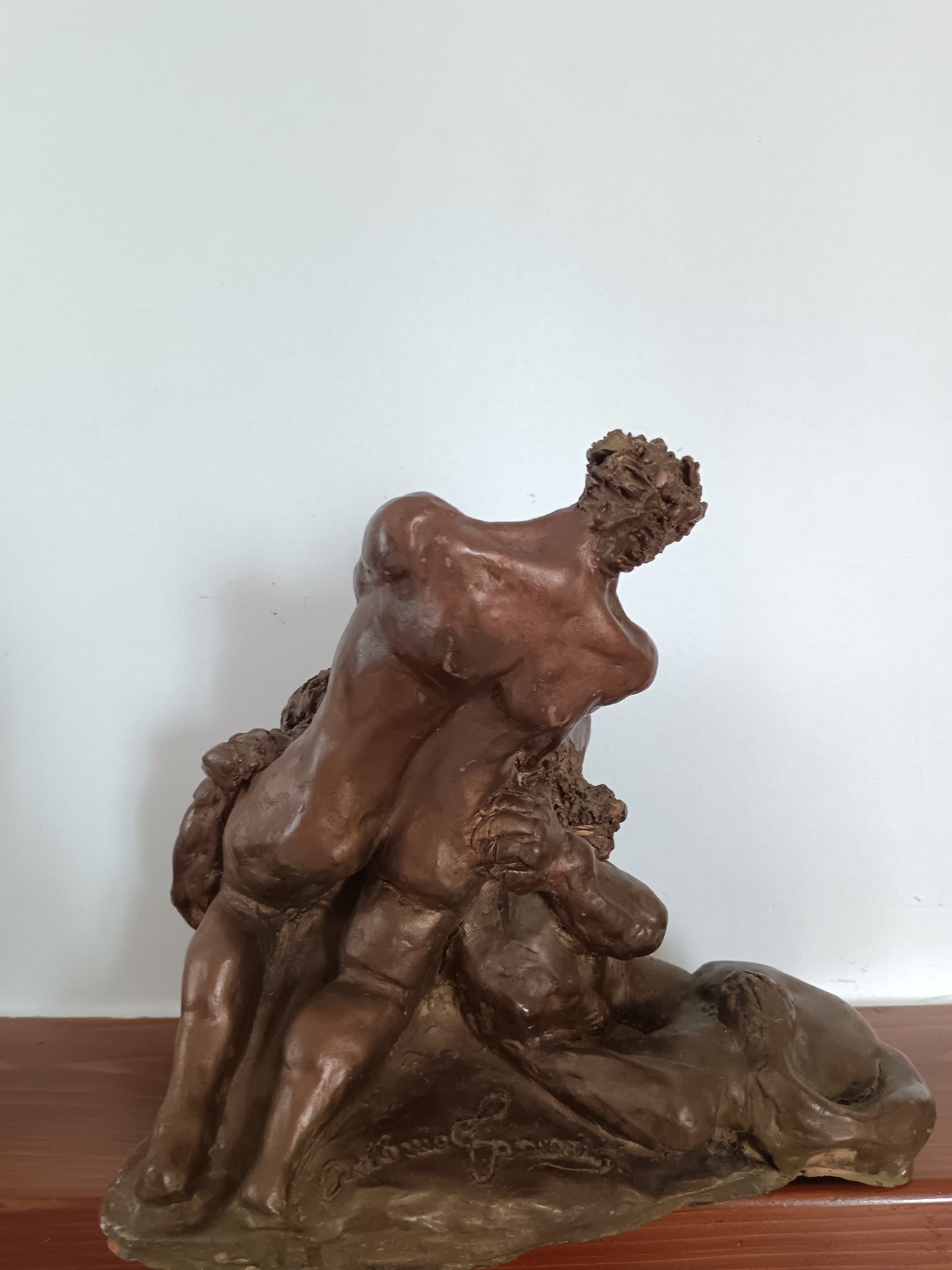 Scultura “Ercole e il Leone di Nemea” in Terracotta Patinata Firmata – Arte Italiana del ’900