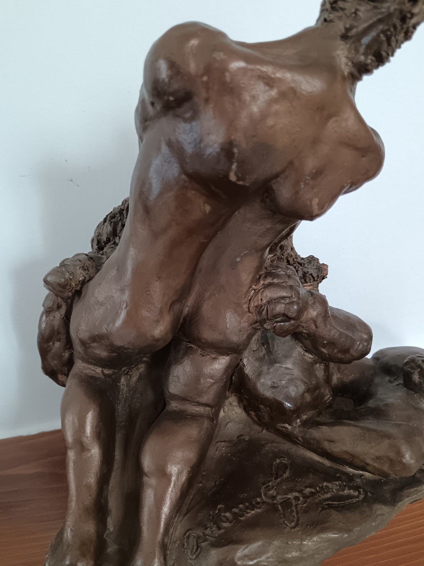 Scultura “Ercole e il Leone di Nemea” in Terracotta Patinata Firmata – Arte Italiana del ’900