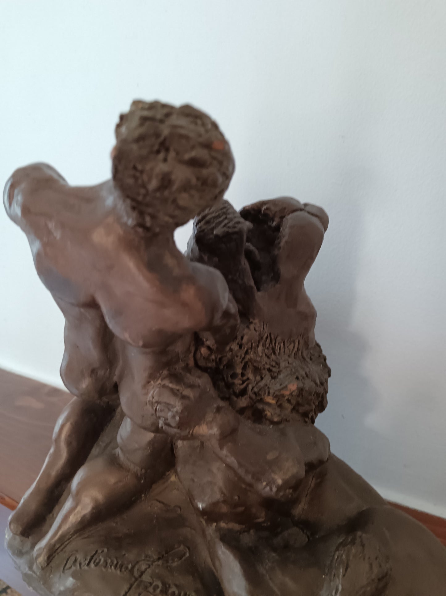 Scultura “Ercole e il Leone di Nemea” in Terracotta Patinata Firmata – Arte Italiana del ’900