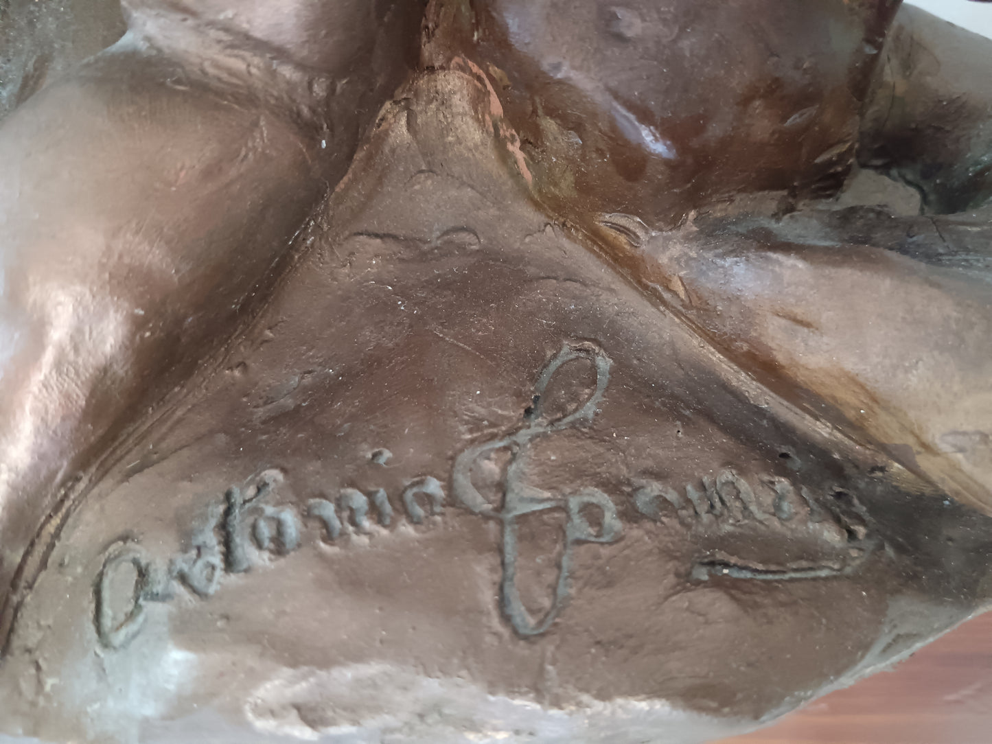 Scultura “Ercole e il Leone di Nemea” in Terracotta Patinata Firmata – Arte Italiana del ’900