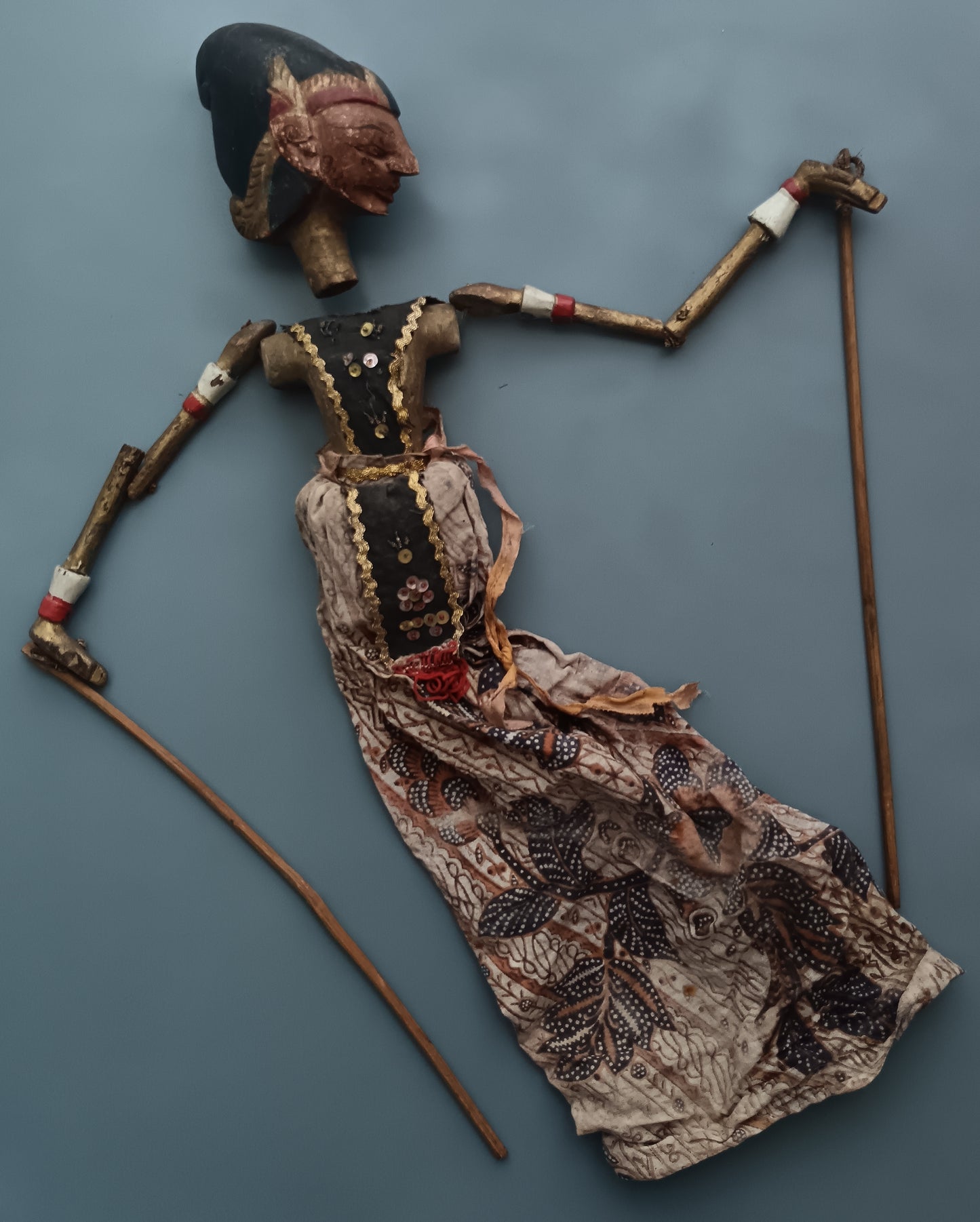 Antica Marionetta Wayang Golek Indonesiana in Legno Dipinto e Batik – Teatro Tradizionale Giava Bali