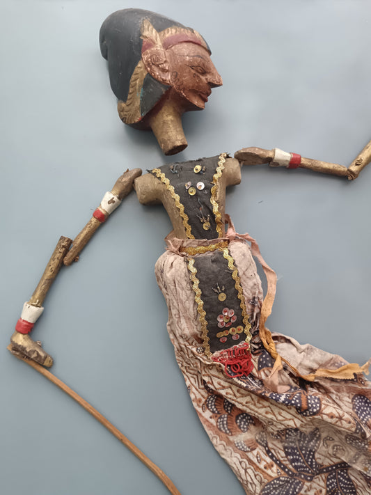 Antica Marionetta Wayang Golek Indonesiana in Legno Dipinto e Batik – Teatro Tradizionale Giava Bali