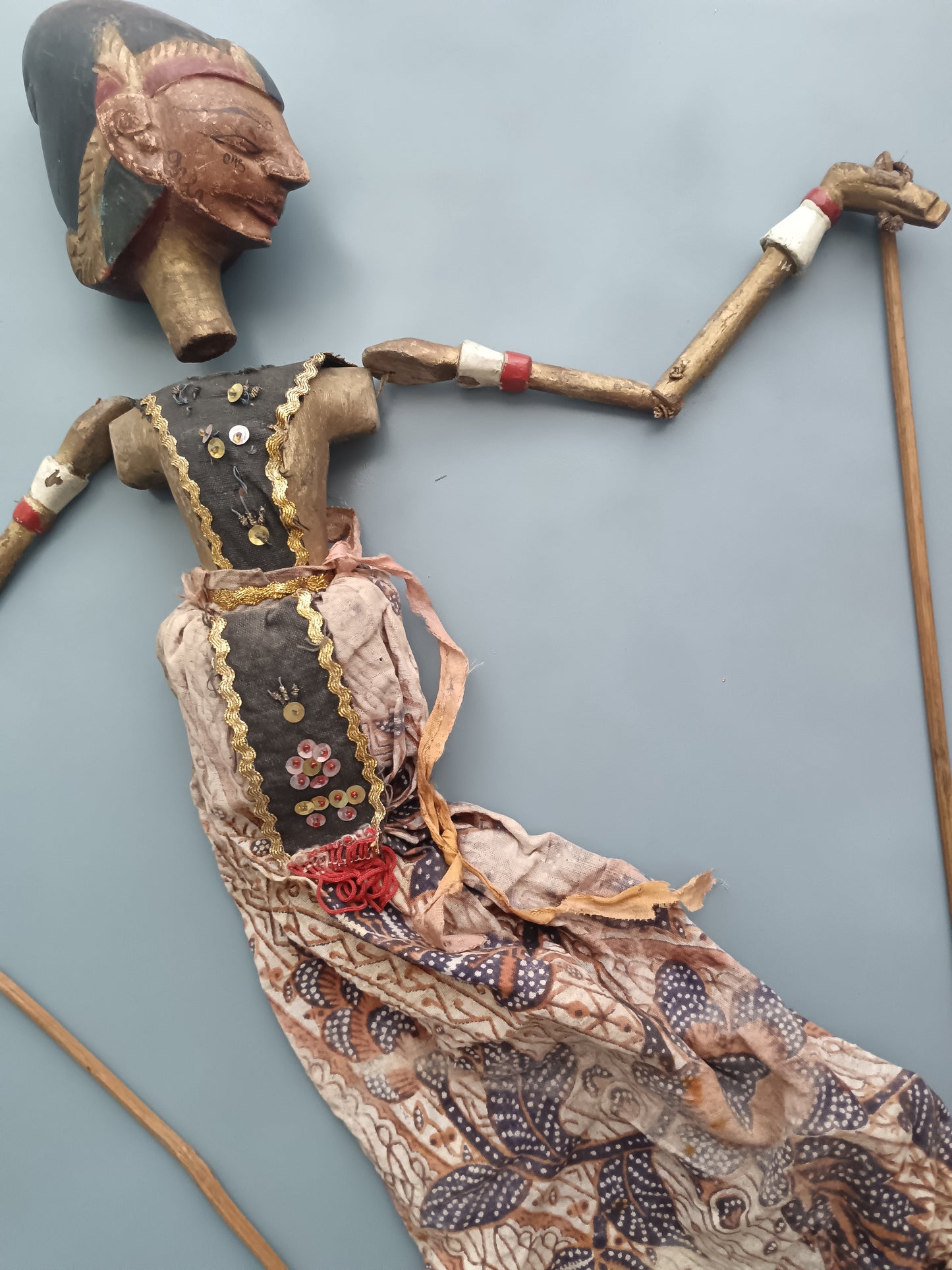 Antica Marionetta Wayang Golek Indonesiana in Legno Dipinto e Batik – Teatro Tradizionale Giava Bali