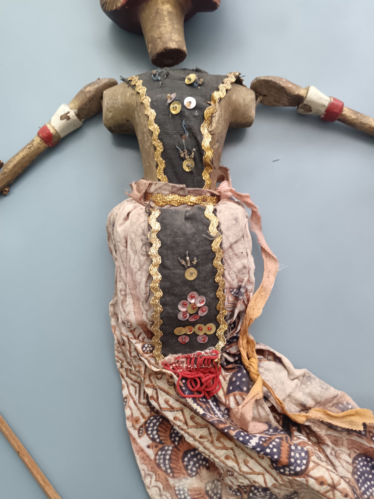 Antica Marionetta Wayang Golek Indonesiana in Legno Dipinto e Batik – Teatro Tradizionale Giava Bali