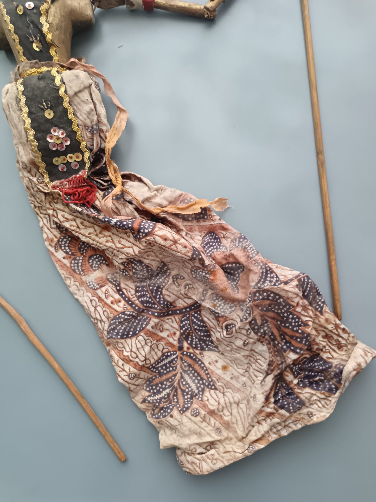 Antica Marionetta Wayang Golek Indonesiana in Legno Dipinto e Batik – Teatro Tradizionale Giava Bali