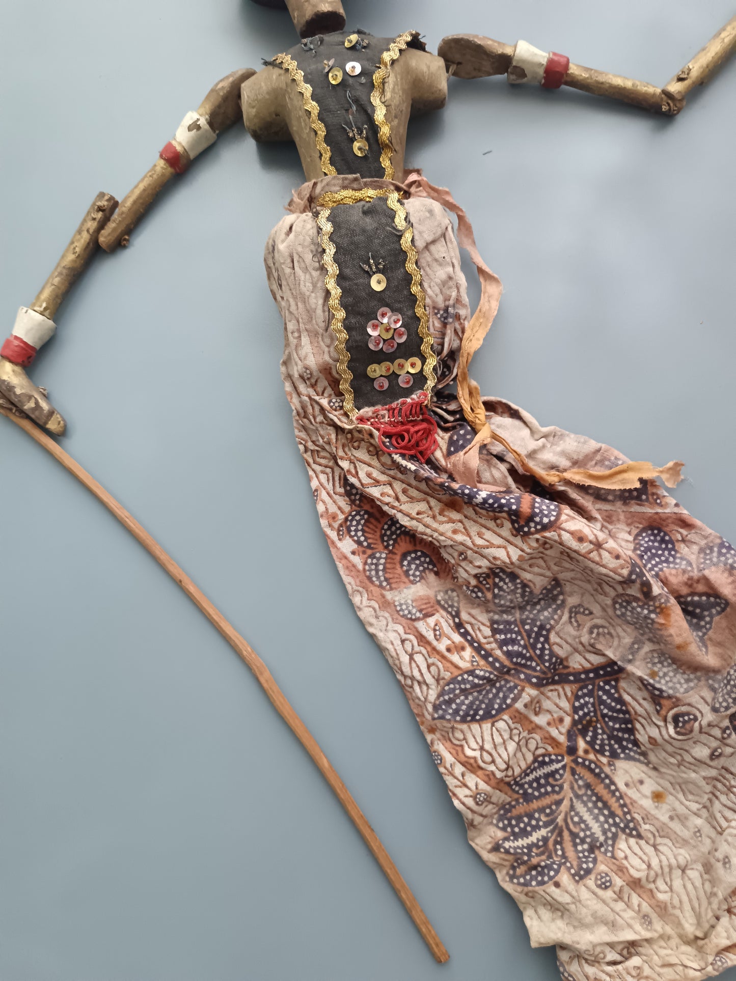 Antica Marionetta Wayang Golek Indonesiana in Legno Dipinto e Batik – Teatro Tradizionale Giava Bali