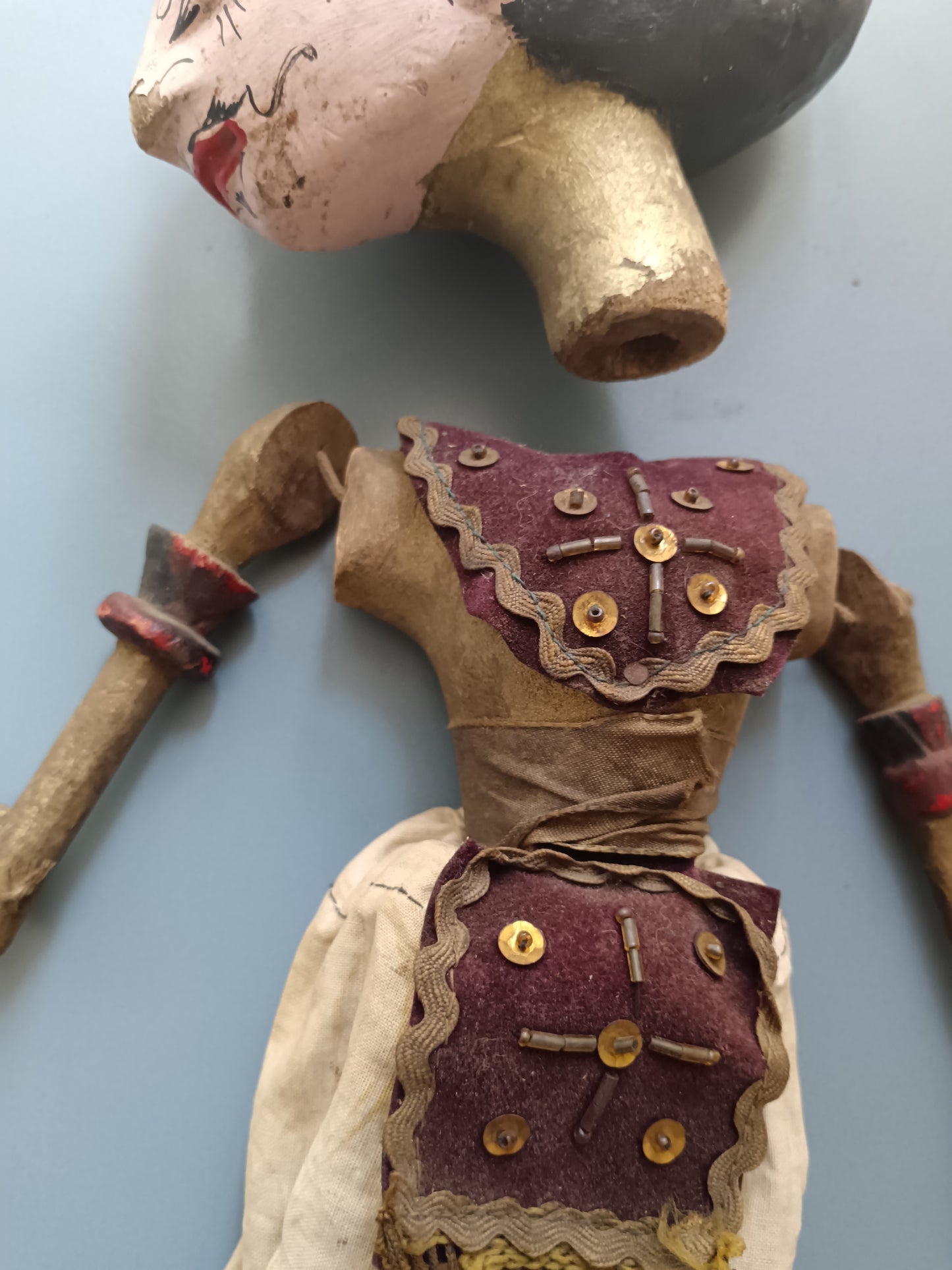 Antica Marionetta Wayang Golek Indonesiana in Legno Dipinto – Teatro Giavanese XX Sec.