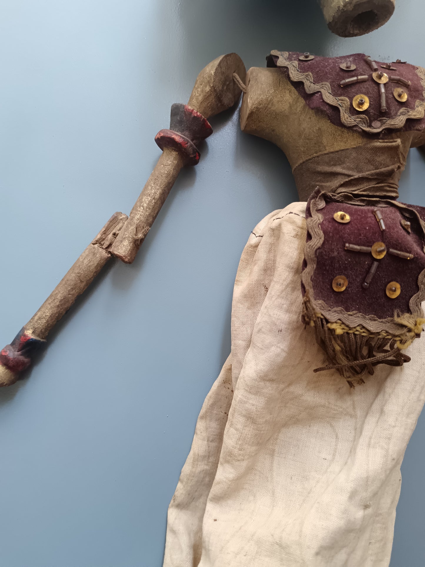 Antica Marionetta Wayang Golek Indonesiana in Legno Dipinto – Teatro Giavanese XX Sec.