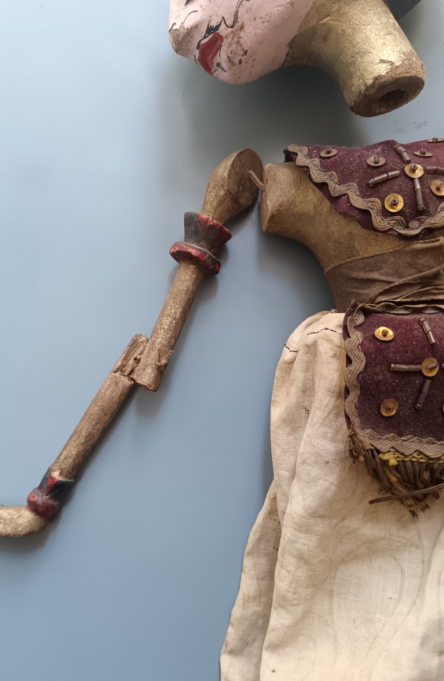 Antica Marionetta Wayang Golek Indonesiana in Legno Dipinto – Teatro Giavanese XX Sec.