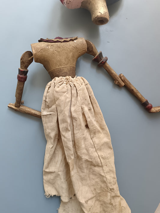 Antica Marionetta Wayang Golek Indonesiana in Legno Dipinto – Teatro Giavanese XX Sec.