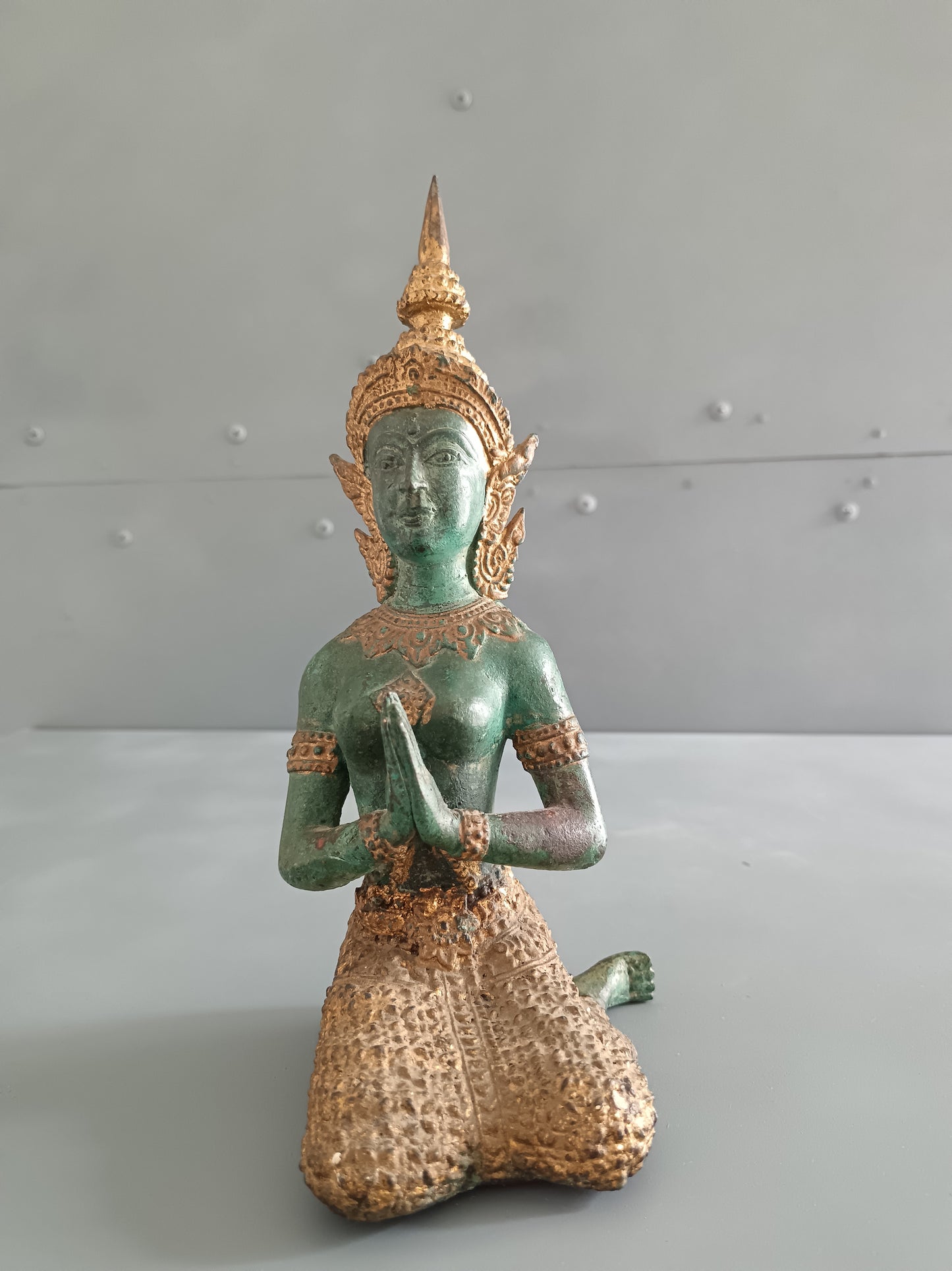 Antica Scultura Thailandese Teppanom in Bronzo Dorato – Angelo Guardiano del Tempio – Arte Orientale H 21 cm