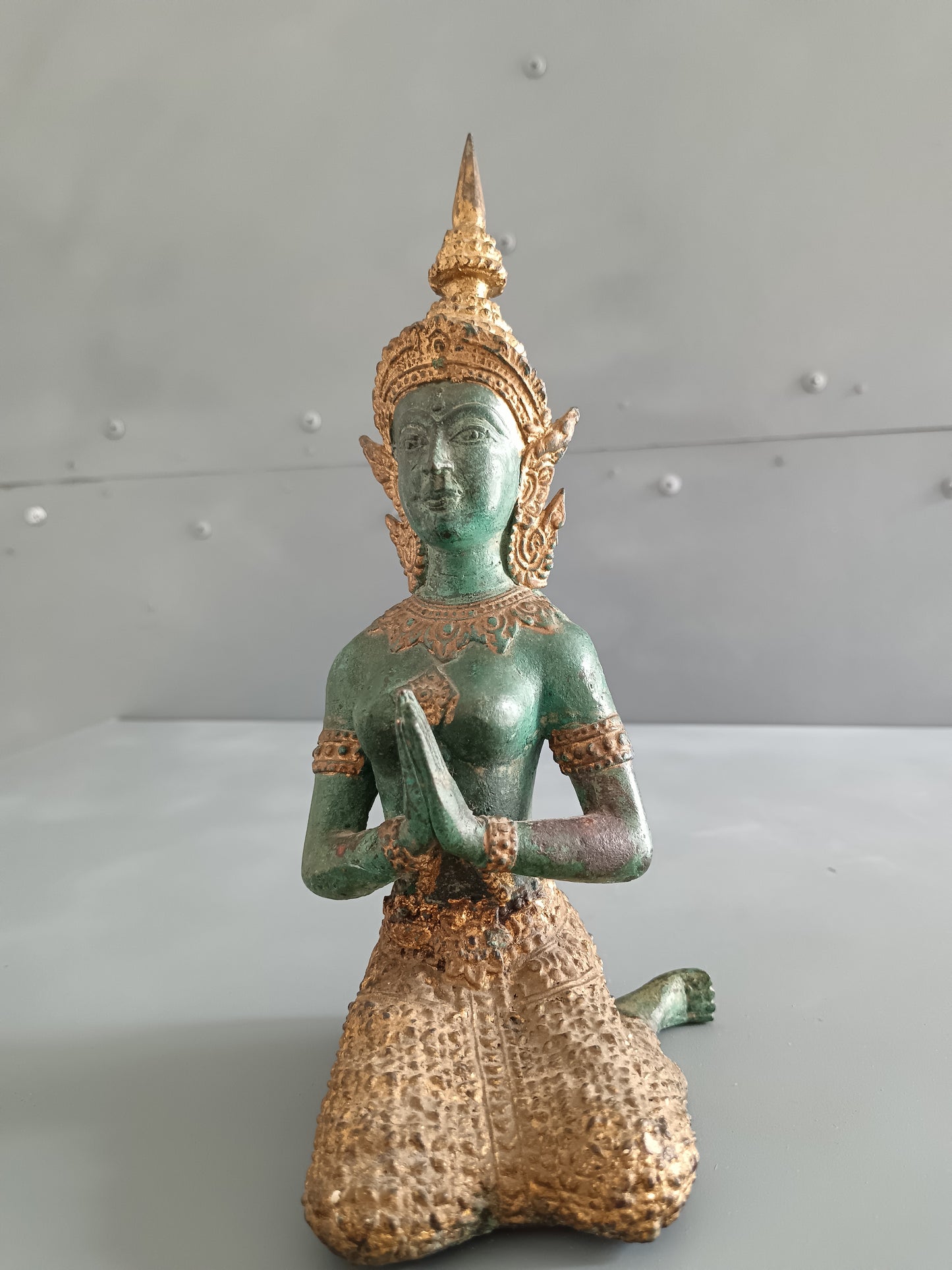 Antica Scultura Thailandese Teppanom in Bronzo Dorato – Angelo Guardiano del Tempio – Arte Orientale H 21 cm
