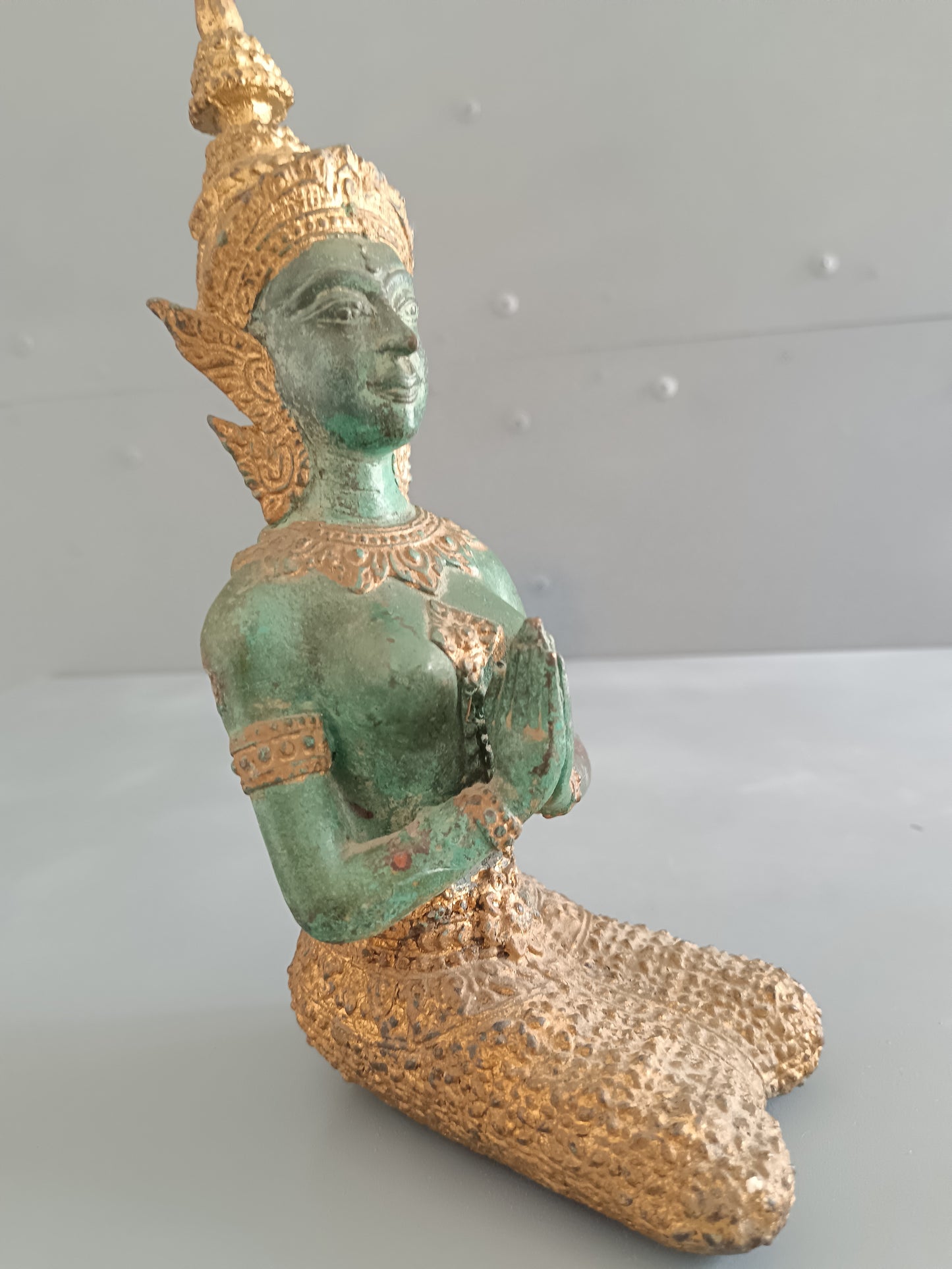 Antica Scultura Thailandese Teppanom in Bronzo Dorato – Angelo Guardiano del Tempio – Arte Orientale H 21 cm