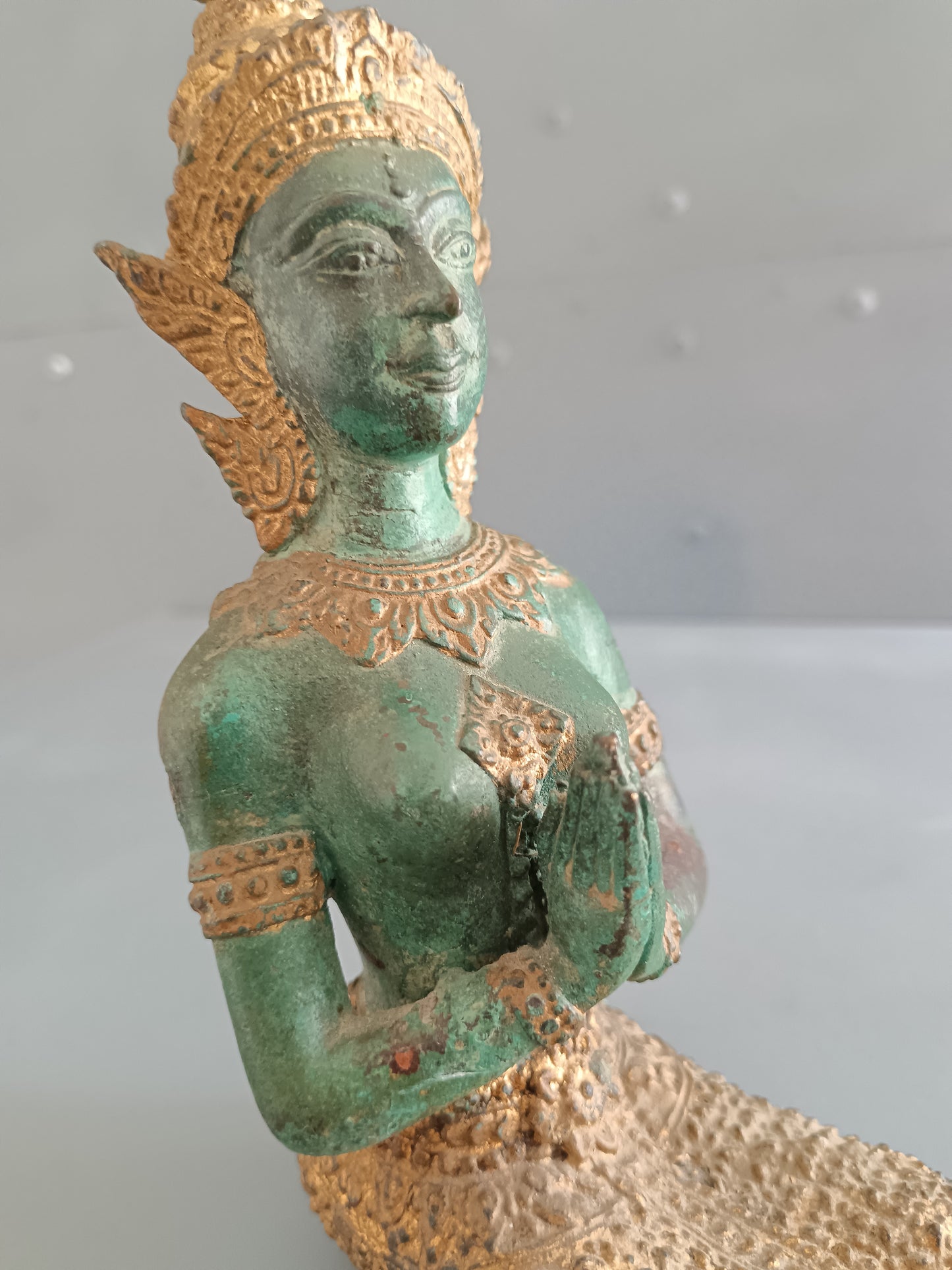 Antica Scultura Thailandese Teppanom in Bronzo Dorato – Angelo Guardiano del Tempio – Arte Orientale H 21 cm