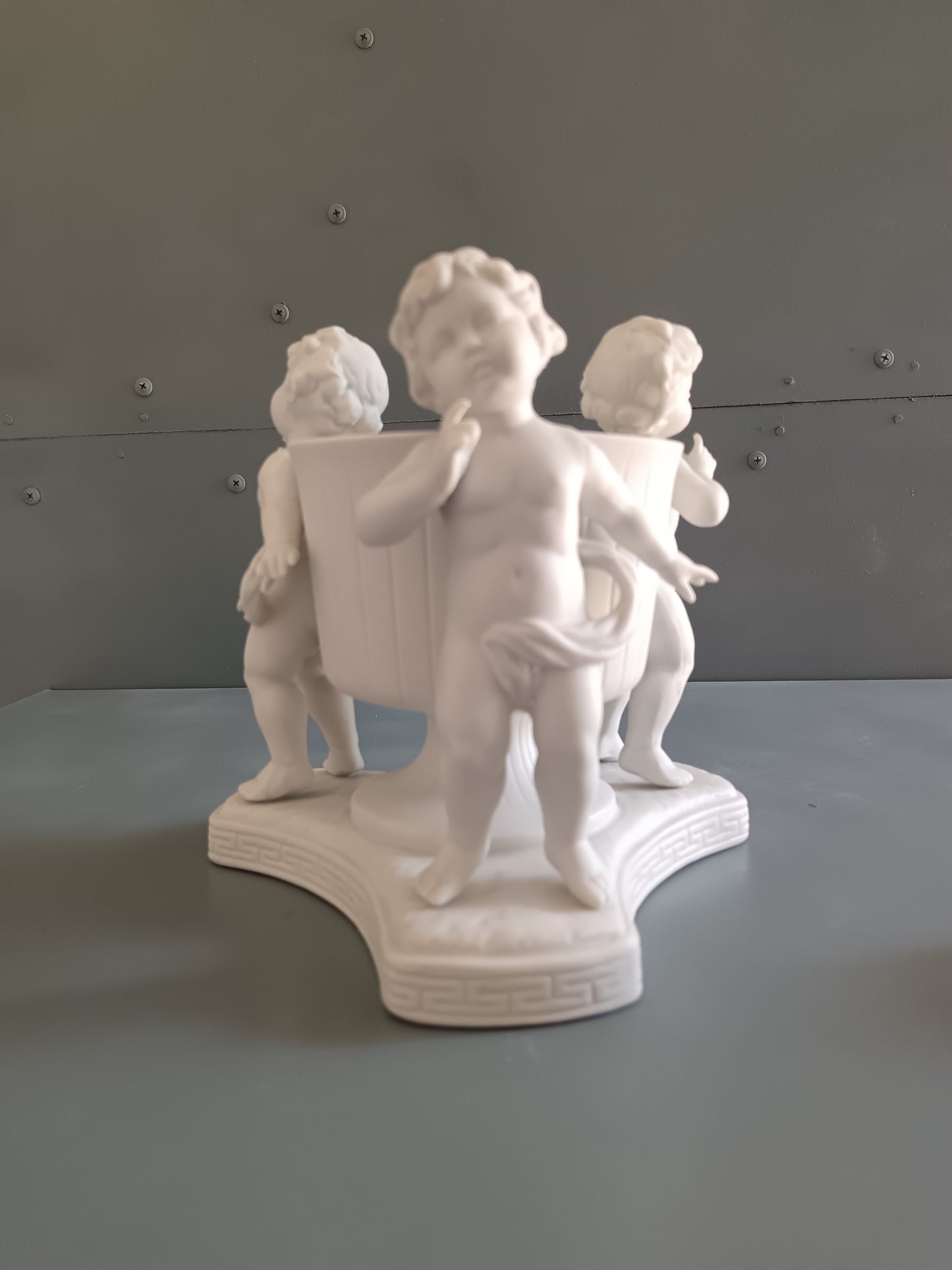 Centrotavola Portavaso Biscuit Napoletano con 3 Putti Cherubini Stile Capodimonte