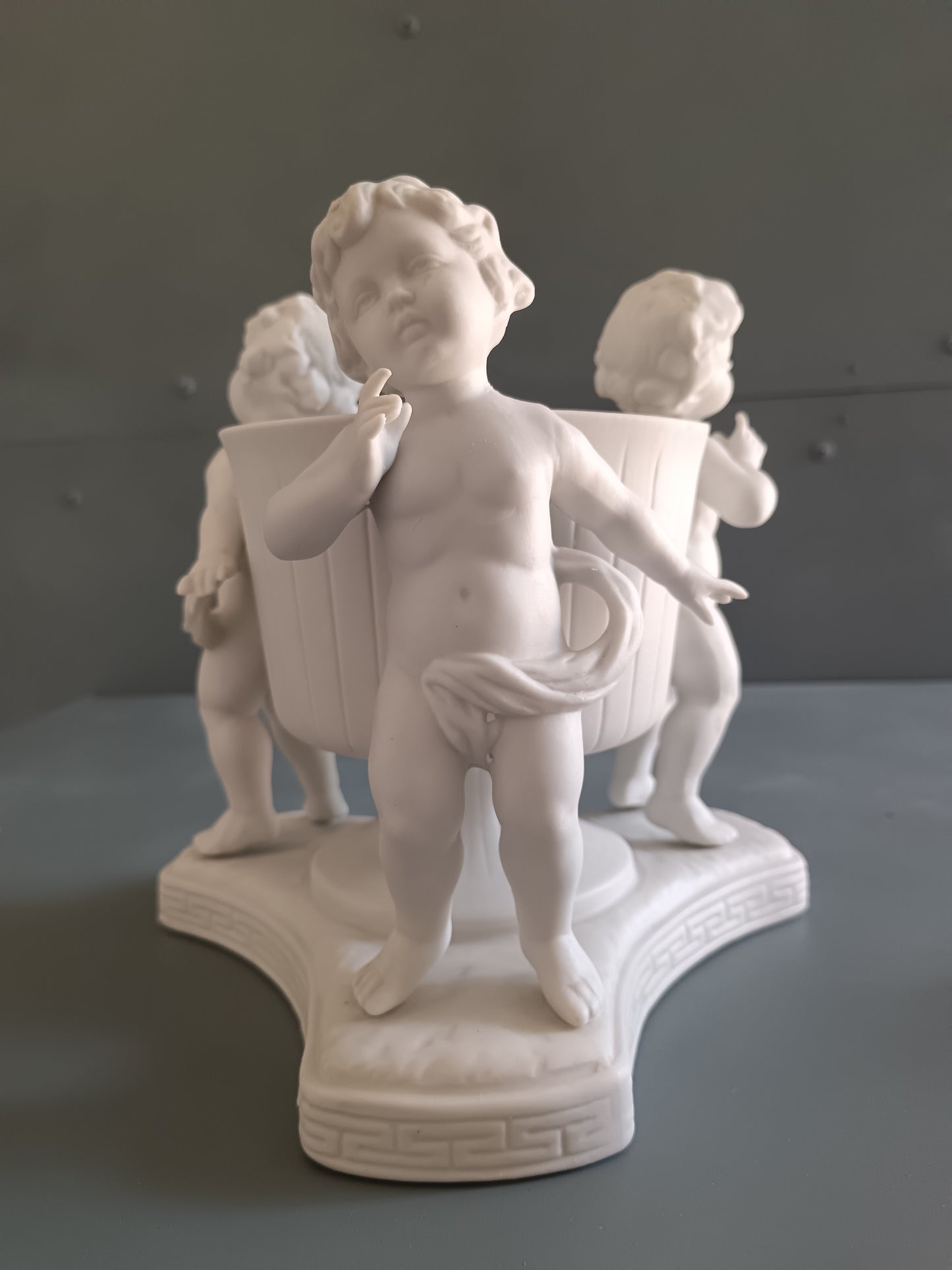 Centrotavola Portavaso Biscuit Napoletano con 3 Putti Cherubini Stile Capodimonte