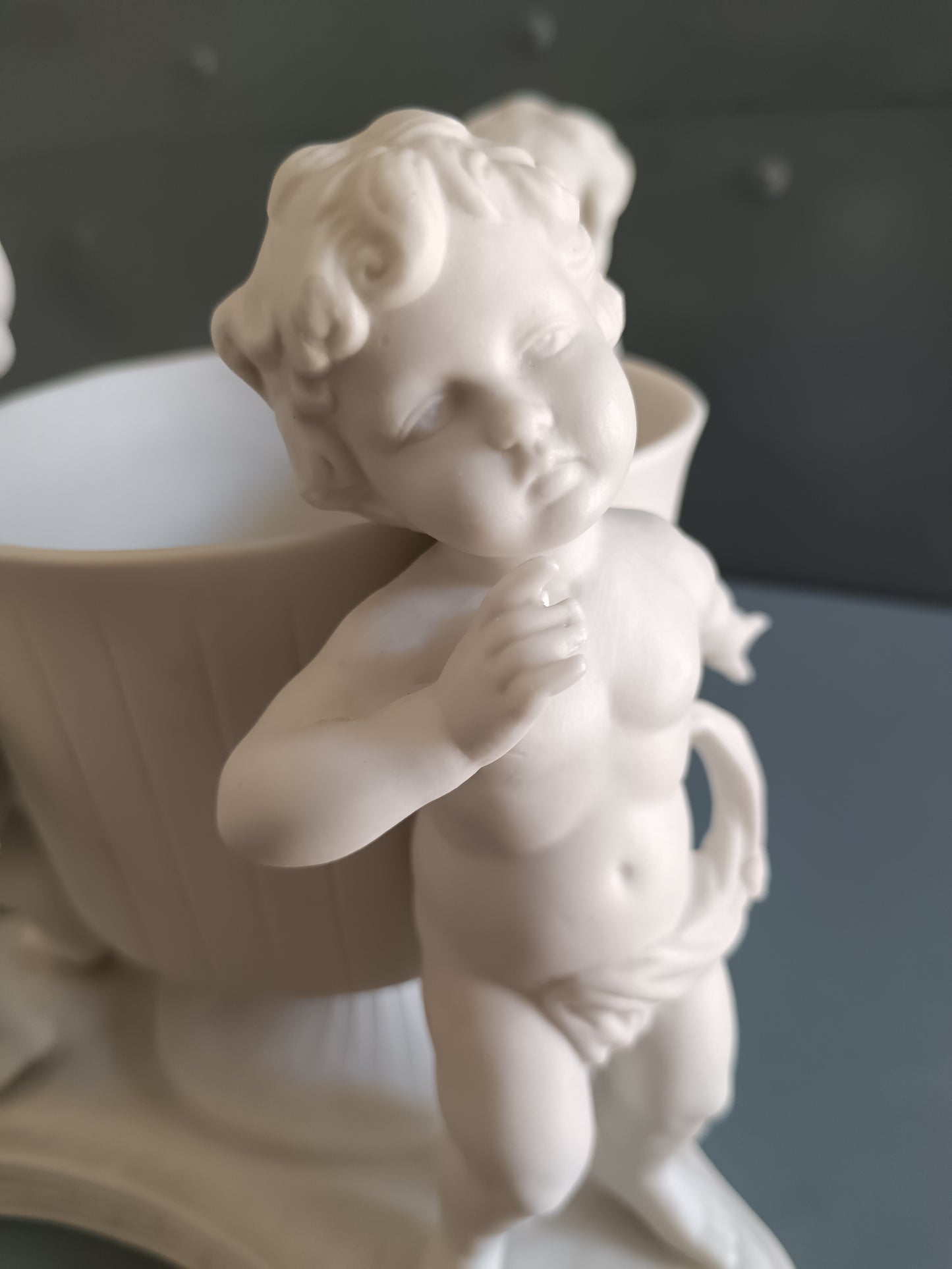 Centrotavola Portavaso Biscuit Napoletano con 3 Putti Cherubini Stile Capodimonte