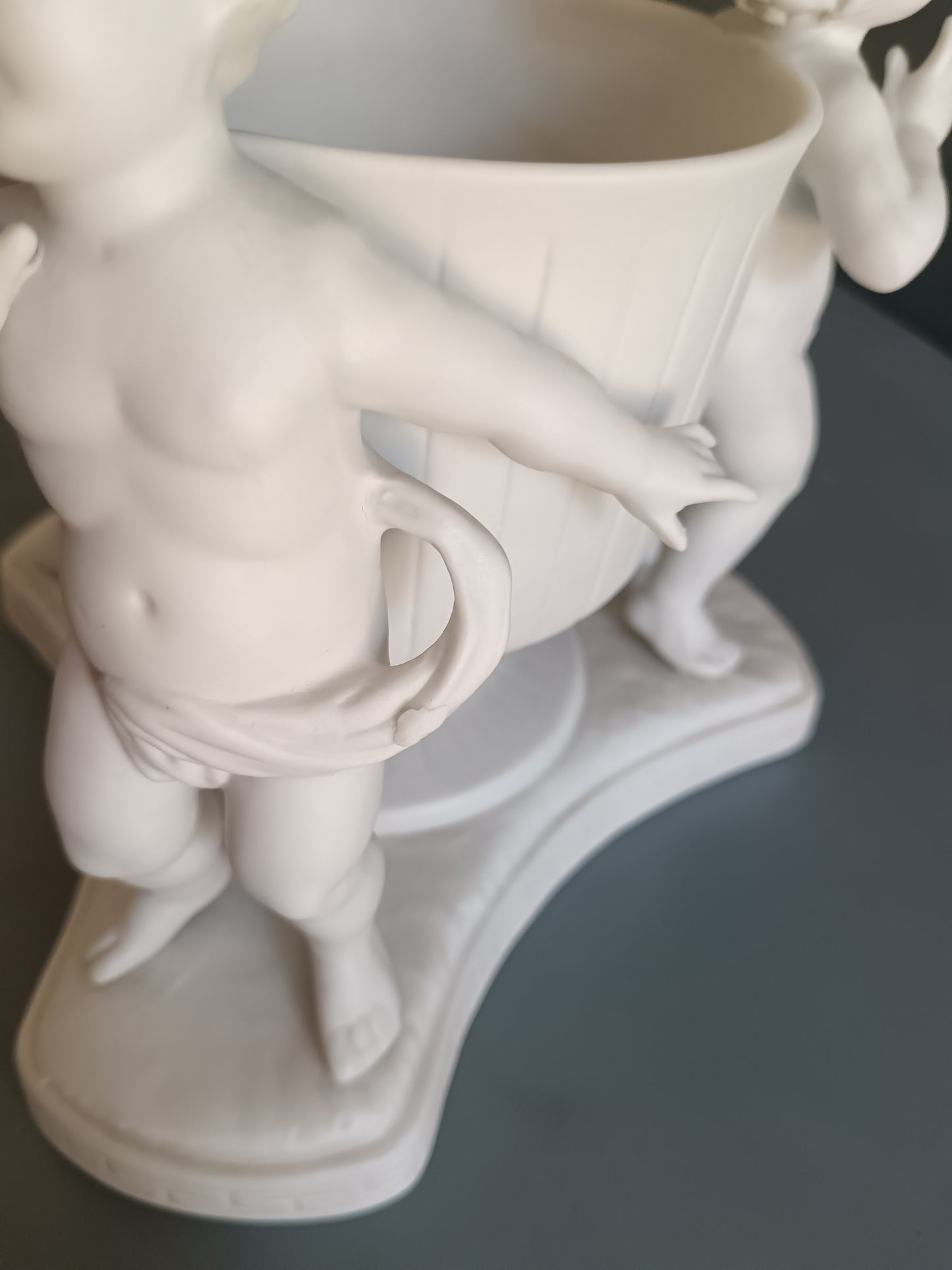 Centrotavola Portavaso Biscuit Napoletano con 3 Putti Cherubini Stile Capodimonte