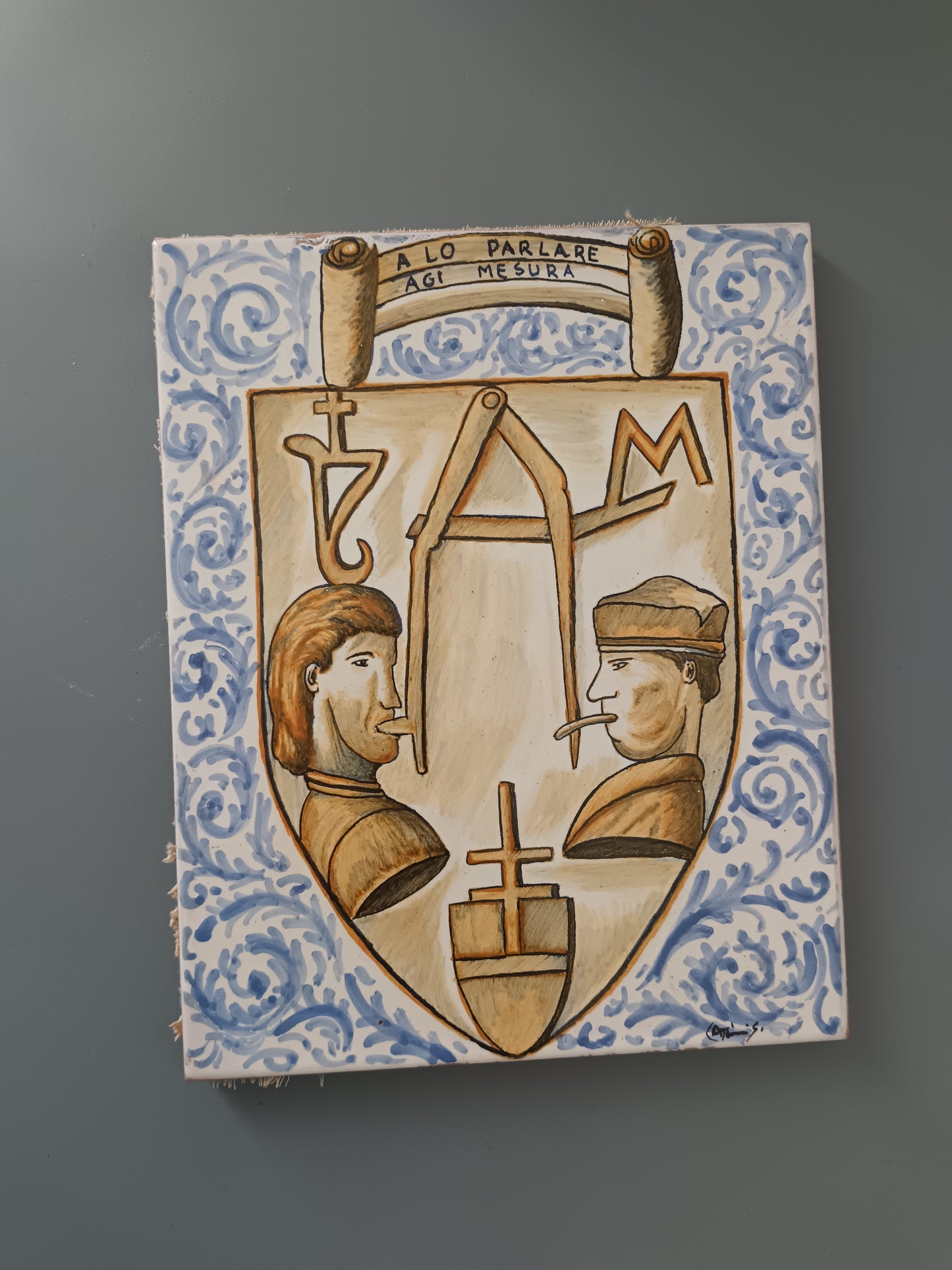 Formella in Ceramica Dipinta a Mano Stemma Araldico con Motto Antico Stile Castelli