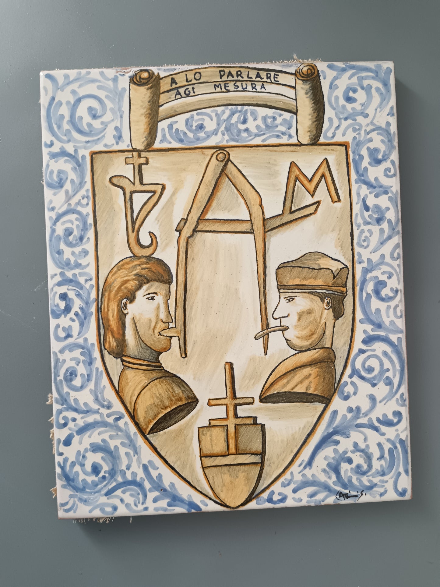 Formella in Ceramica Dipinta a Mano Stemma Araldico con Motto Antico Stile Castelli