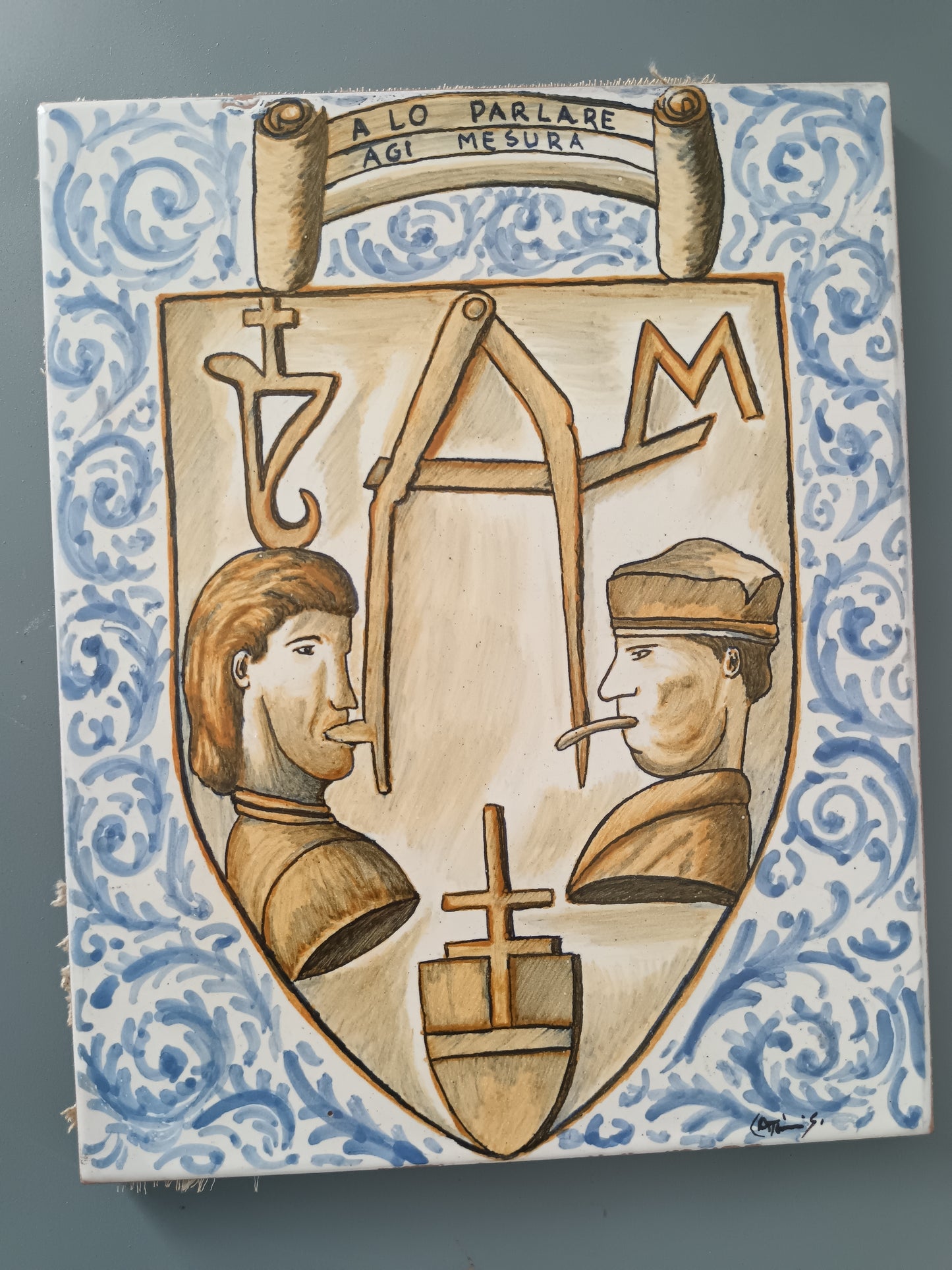 Formella in Ceramica Dipinta a Mano Stemma Araldico con Motto Antico Stile Castelli