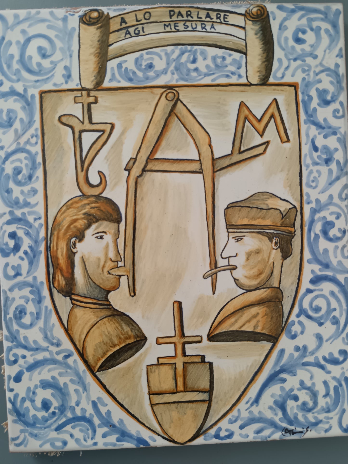 Formella in Ceramica Dipinta a Mano Stemma Araldico con Motto Antico Stile Castelli