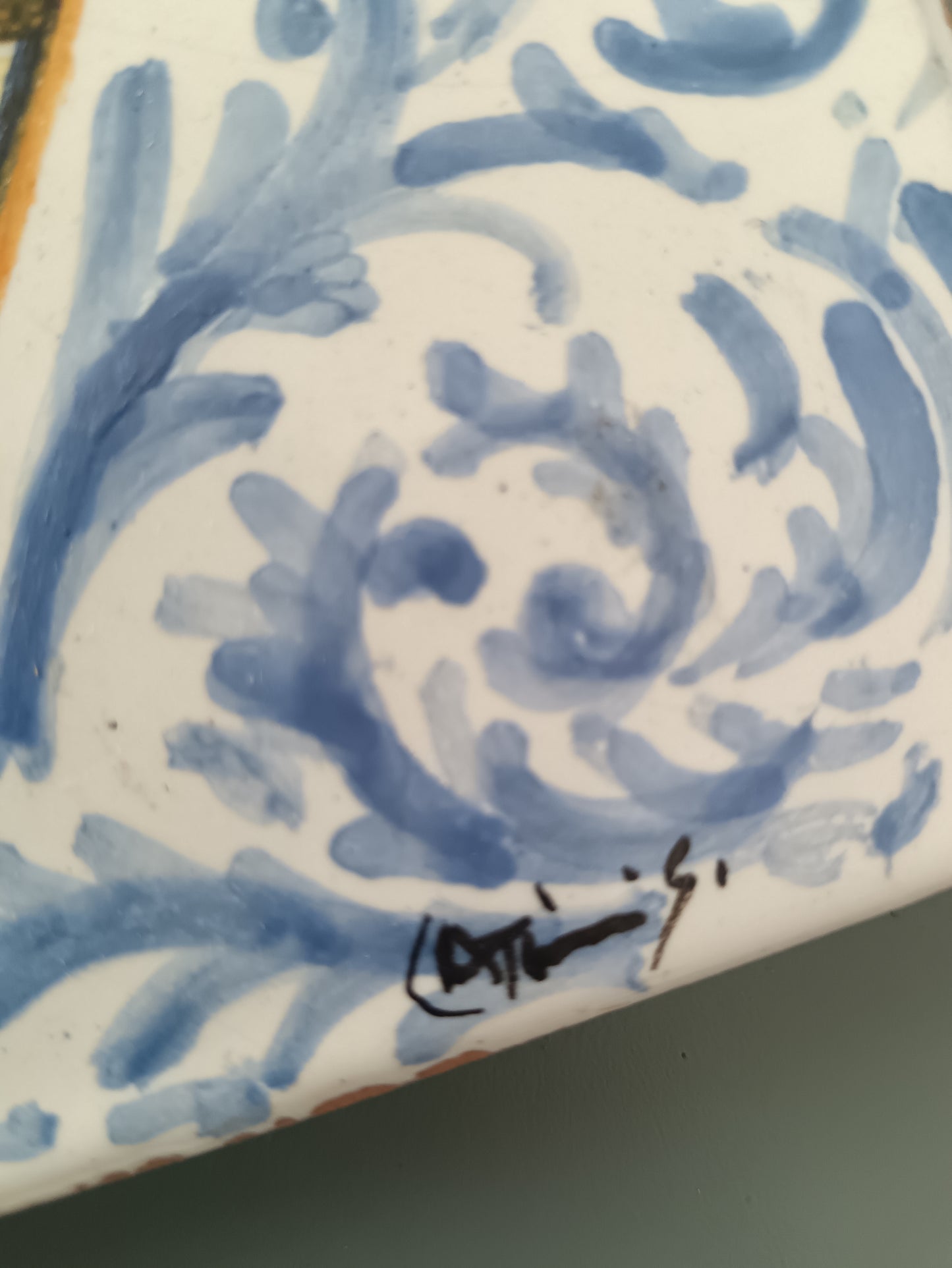 Formella in Ceramica Dipinta a Mano Stemma Araldico con Motto Antico Stile Castelli