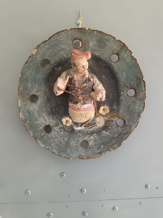 Antico Piatto da Muro in Terracotta Policroma Dipinta a Mano con Uomo e Pipa – Fine XIX Secolo