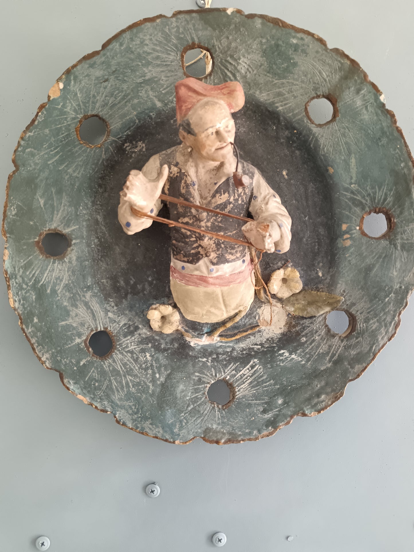 Antico Piatto da Muro in Terracotta Policroma Dipinta a Mano con Uomo e Pipa – Fine XIX Secolo